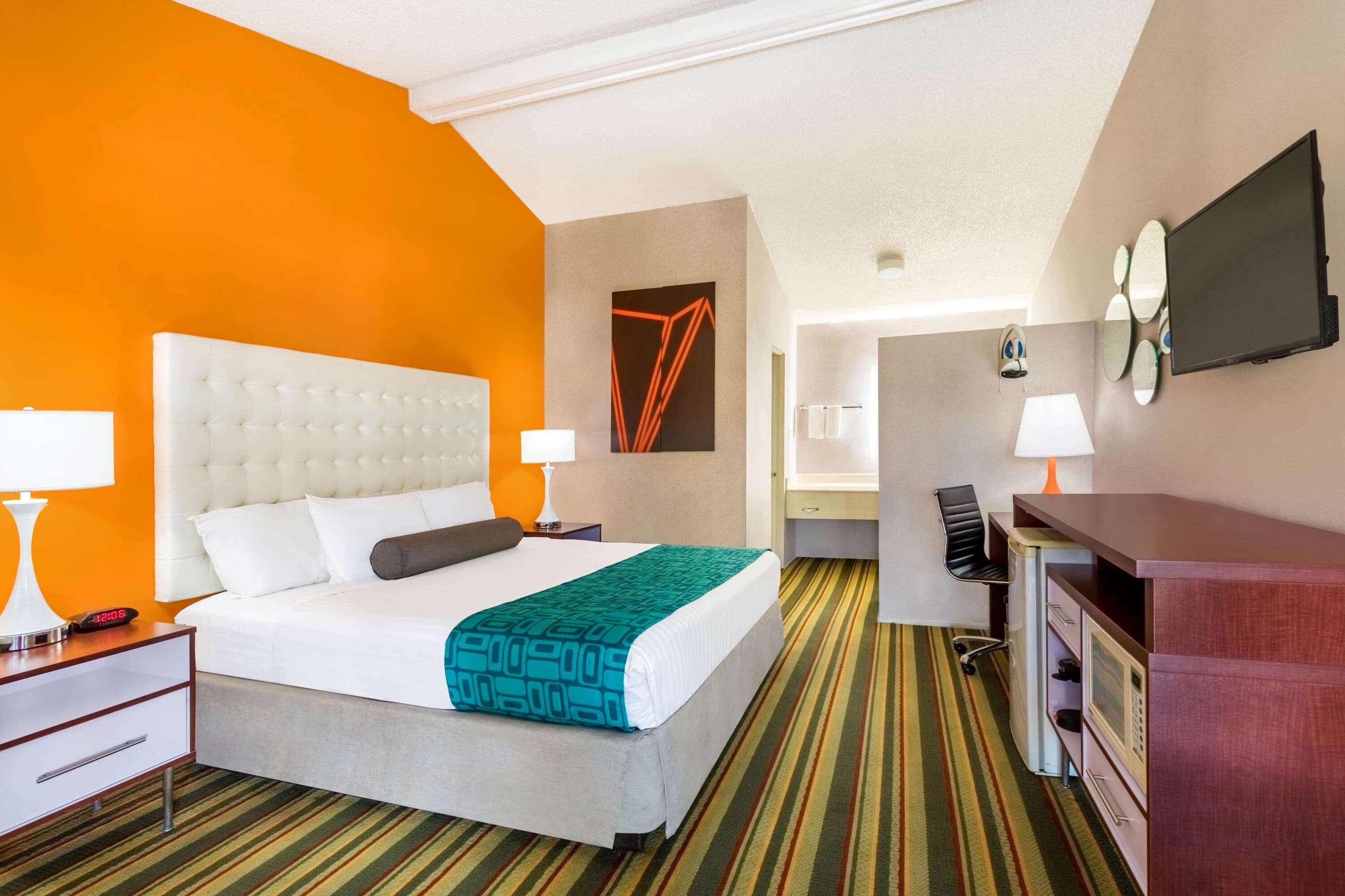 Howard Johnson by Wyndham Phoenix Arpt/Downtown 