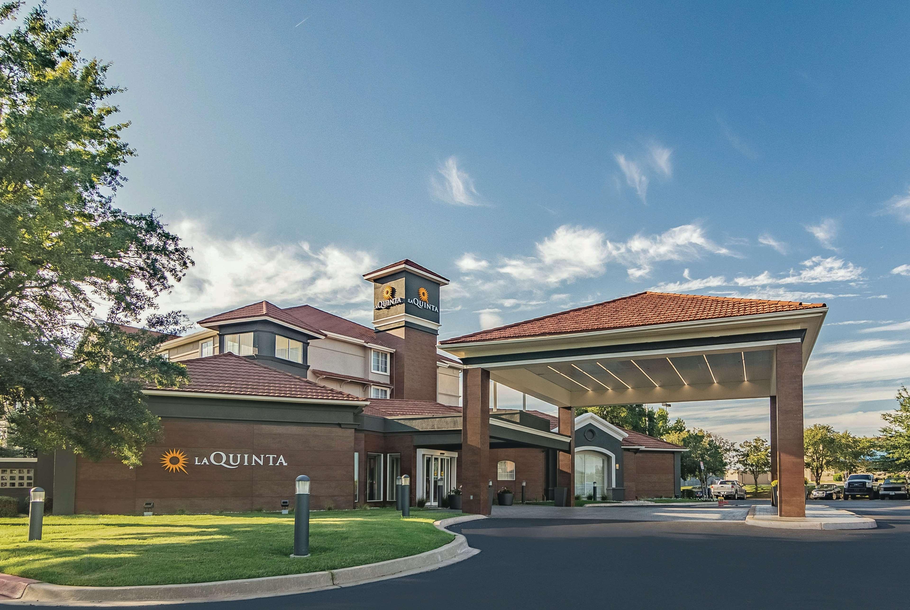 La Quinta Inn & Suites by Wyndham Alexandria Airport image