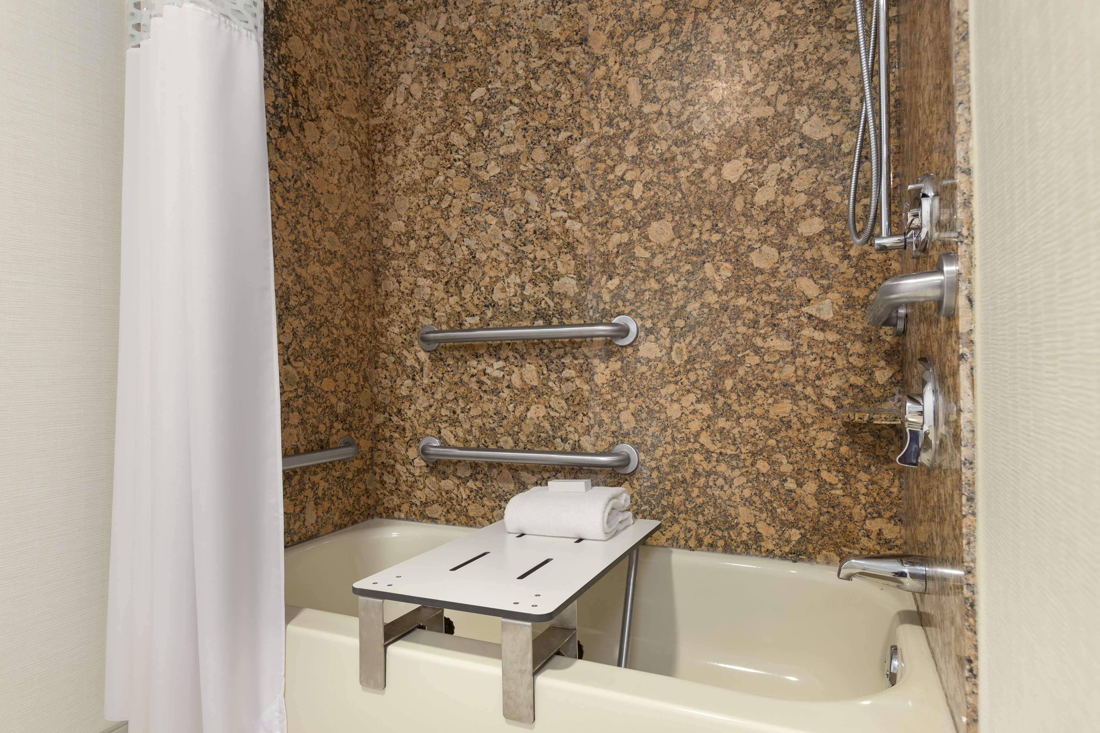 Hampton Inn & Suites Manchester-Bedford