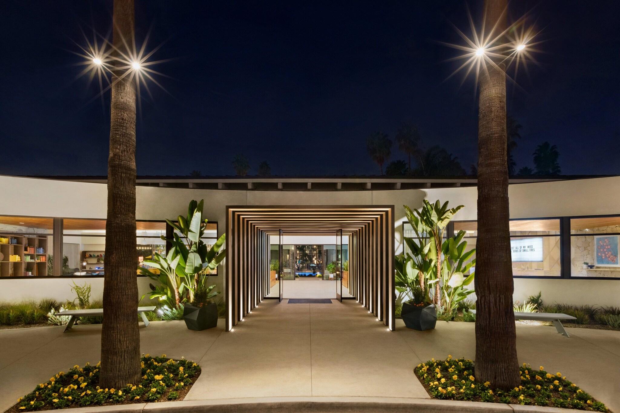 Town and Country Resort by null