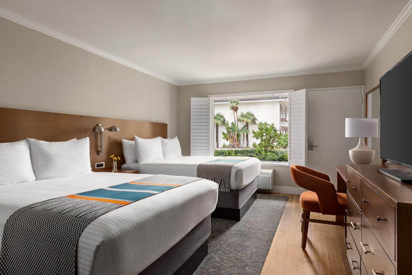 Town and Country Resort by null