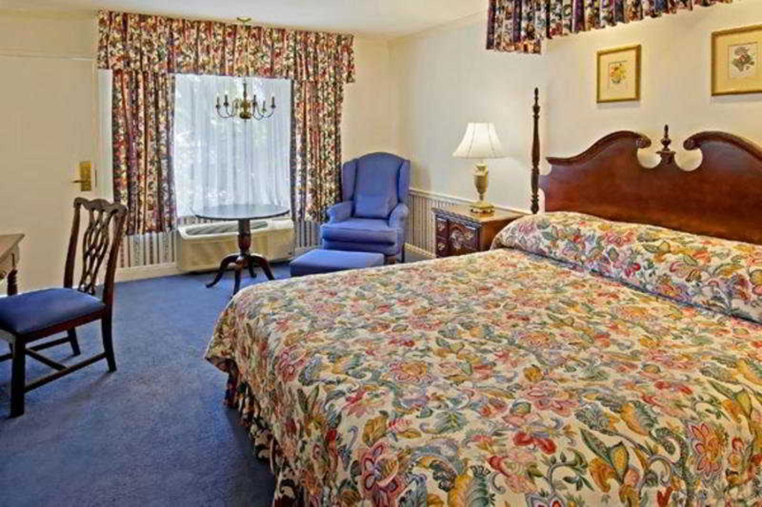 Town and Country Resort by null