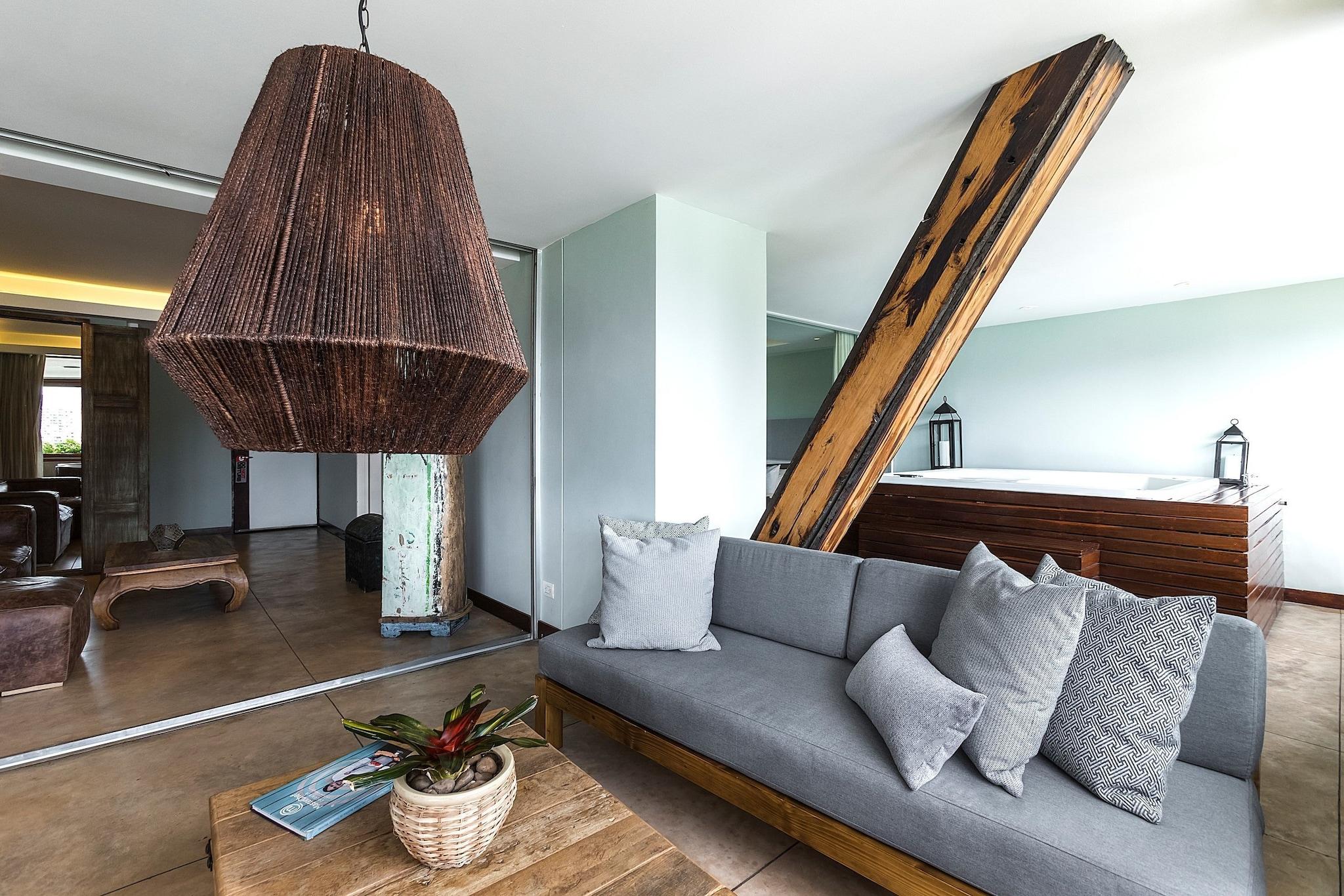 The Charlee Hotel by null