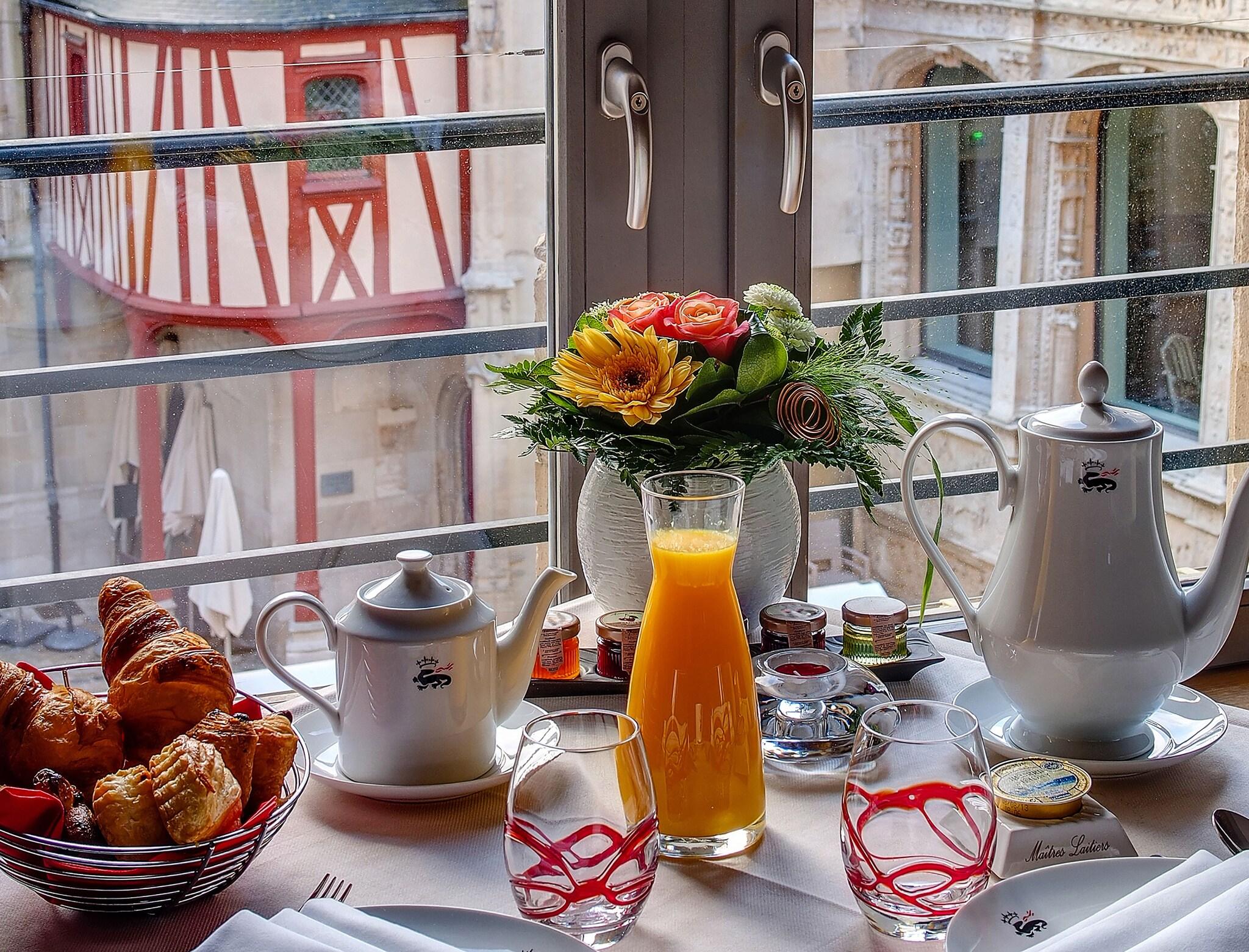 Hotel de Bourgtheroulde, Autograph Collection by null