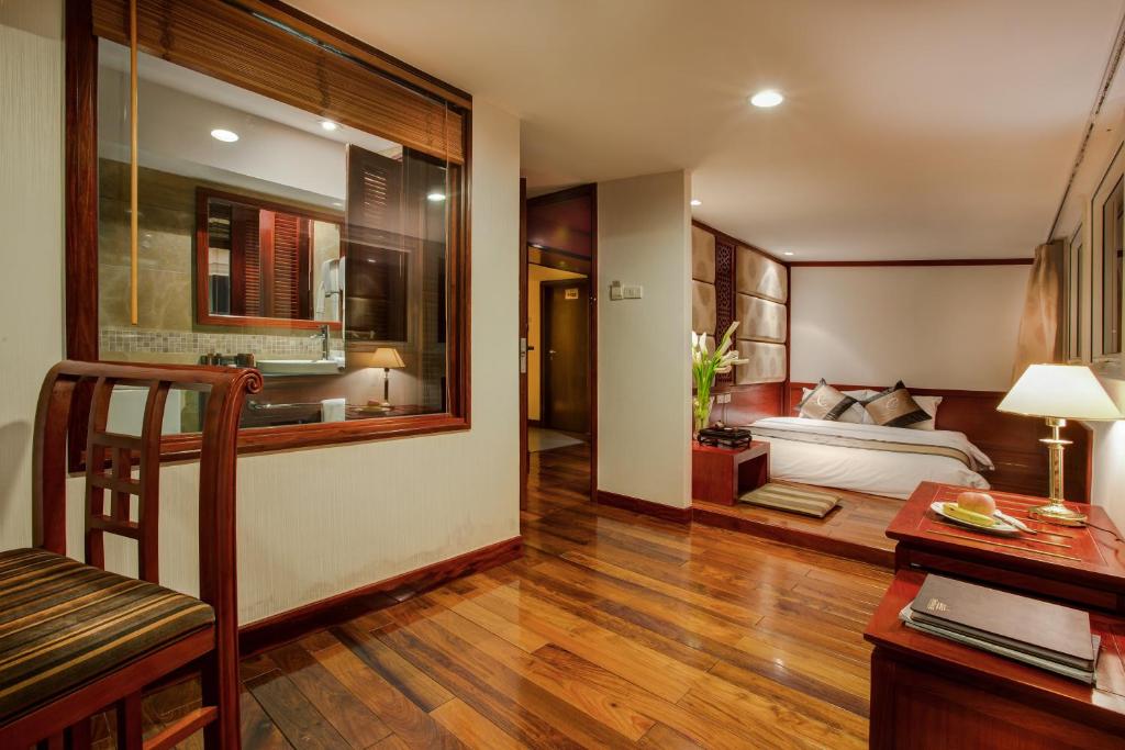 Conifer Hotel by null