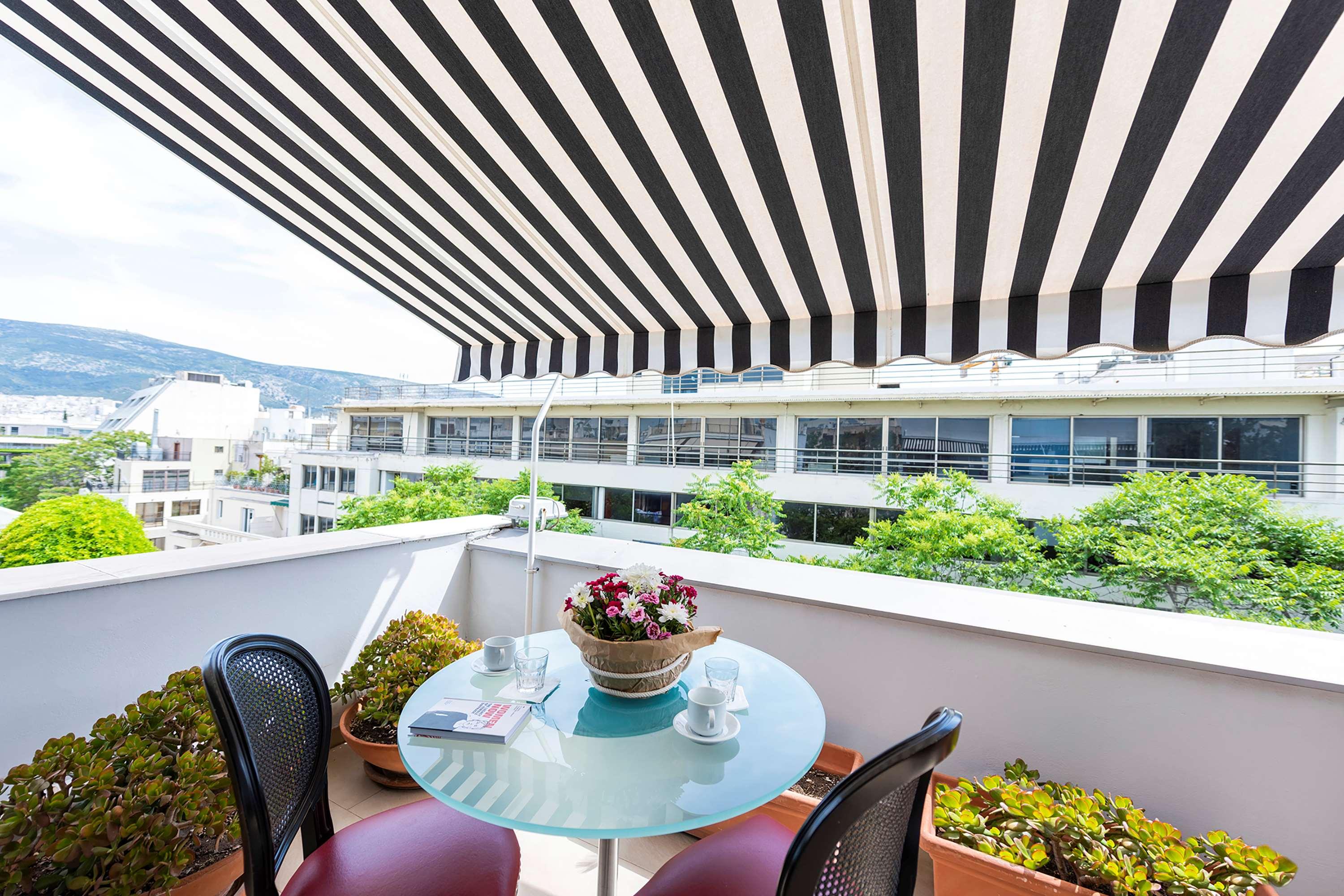 Best Western Plus Embassy Hotel - photo