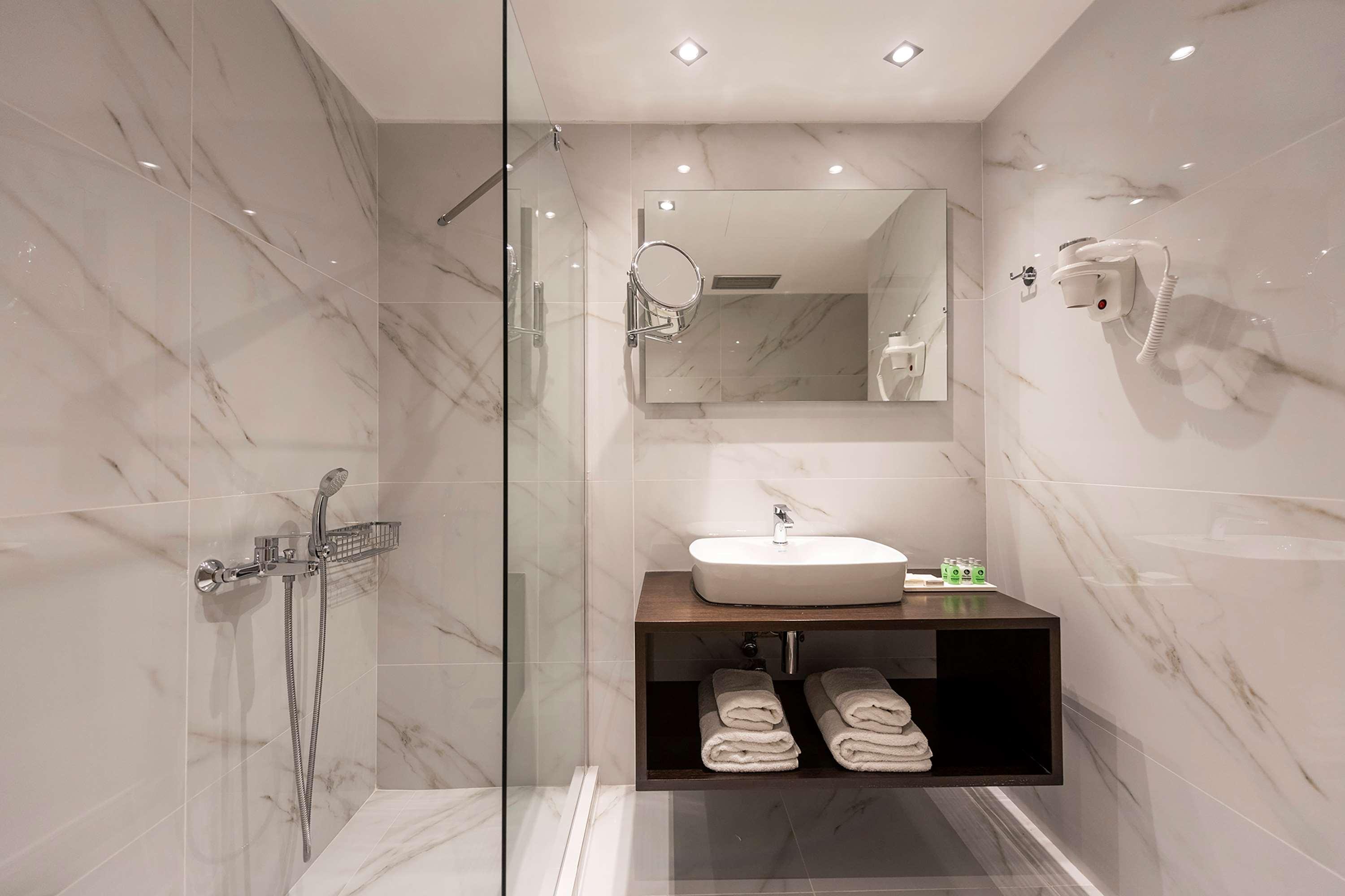 Best Western Plus Embassy Hotel - photo