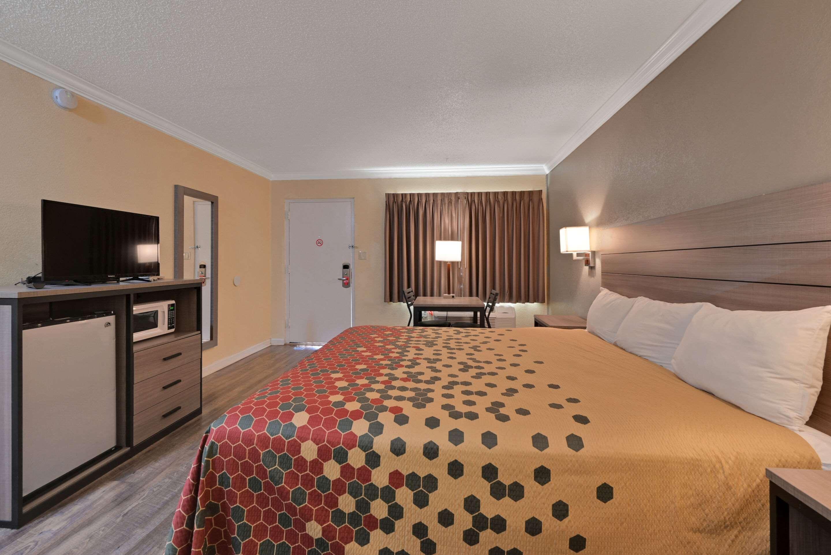 Econo Lodge Woodland Near I-5