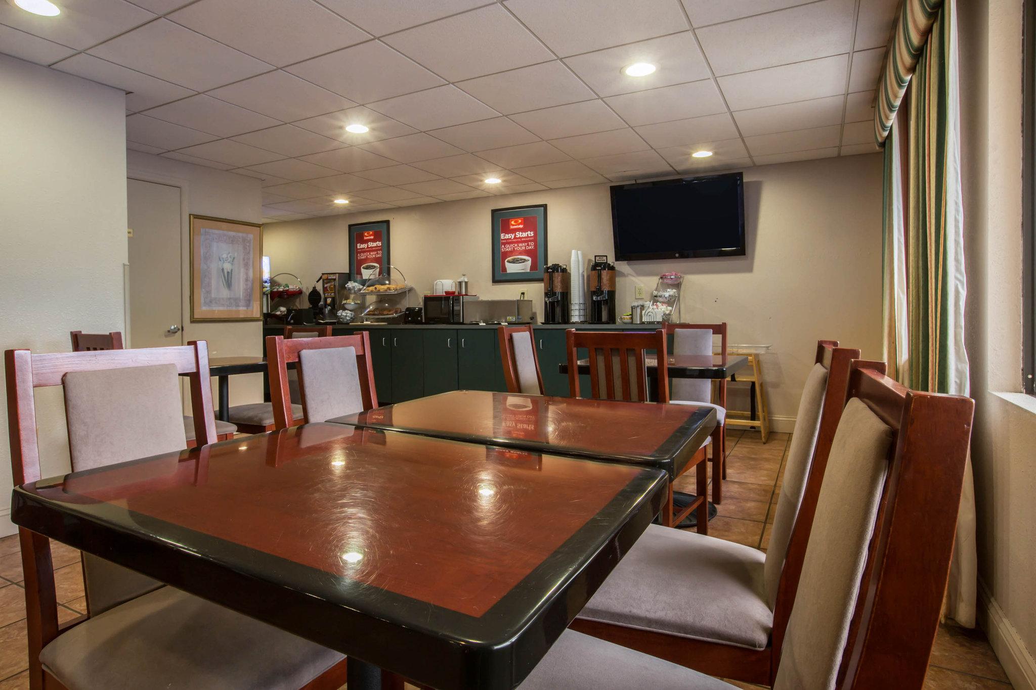 Econo Lodge Inn & Suites at Ft. Benning