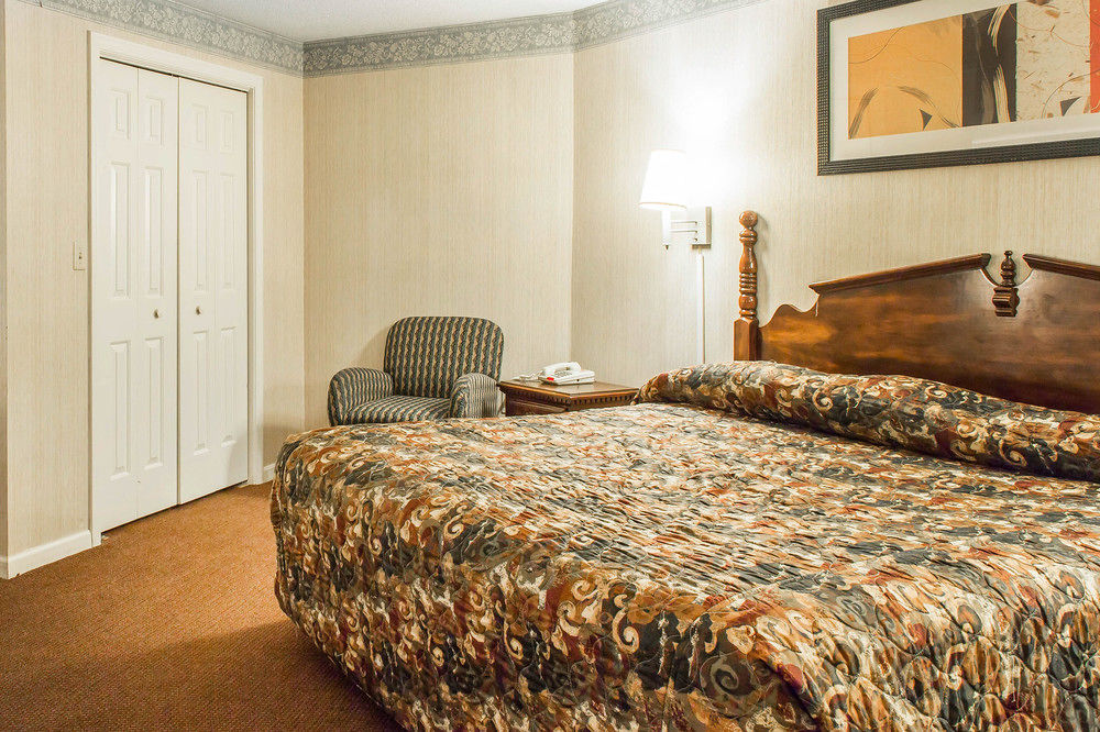 Econo Lodge Inn & Suites Groton