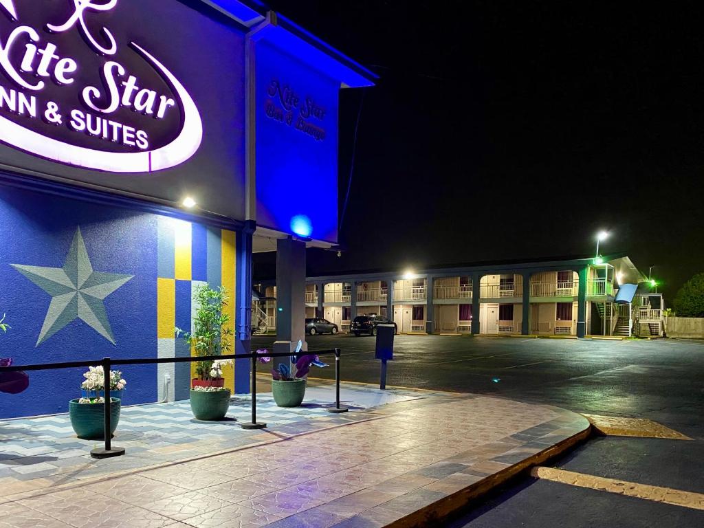 R Nite Star Hotel & Lounge