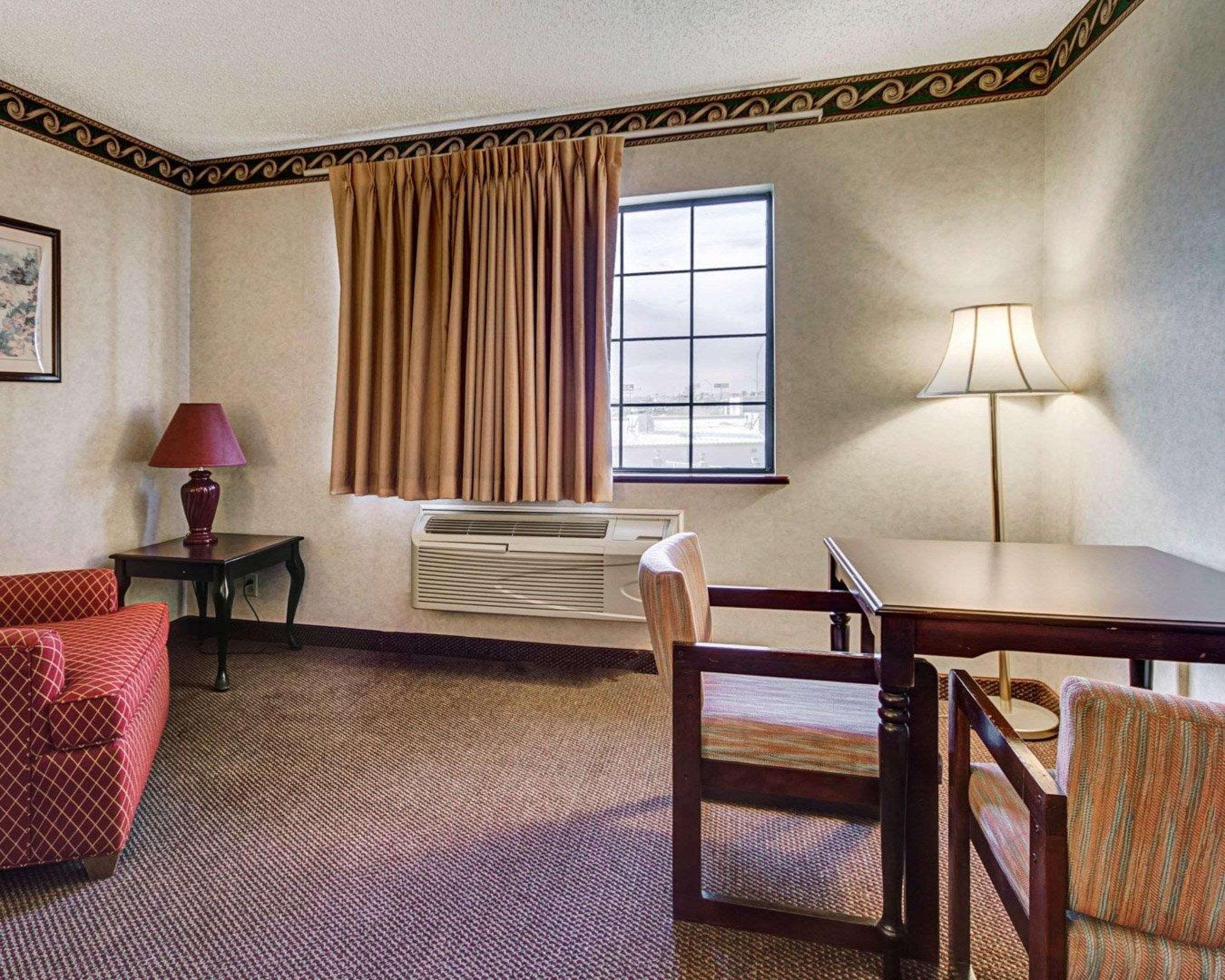 Econo Lodge Inn & Suites