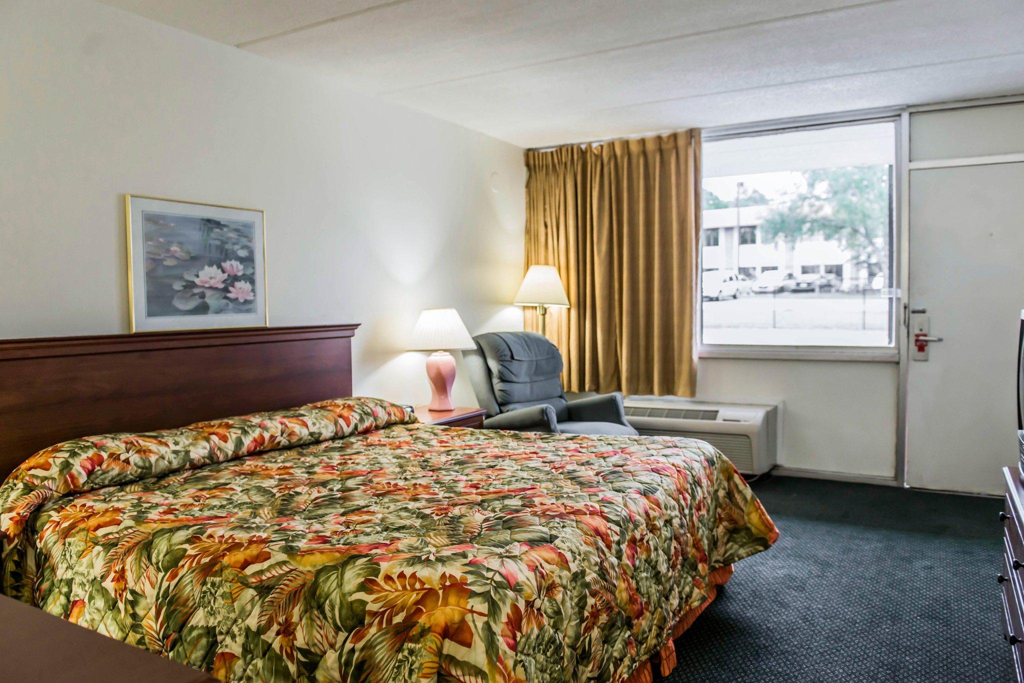 Econo Lodge North
