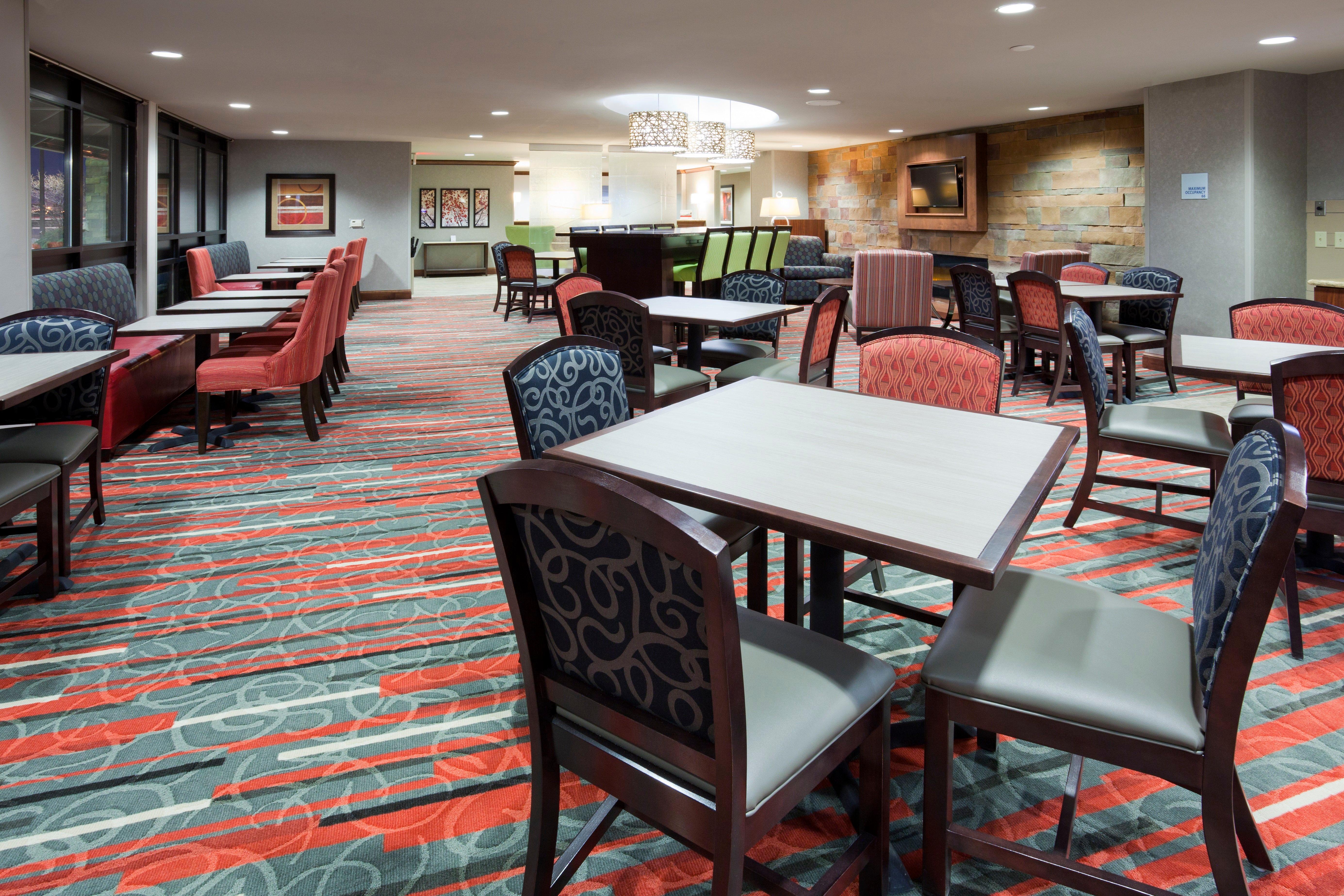 Holiday Inn Express & Suites Bloomington West