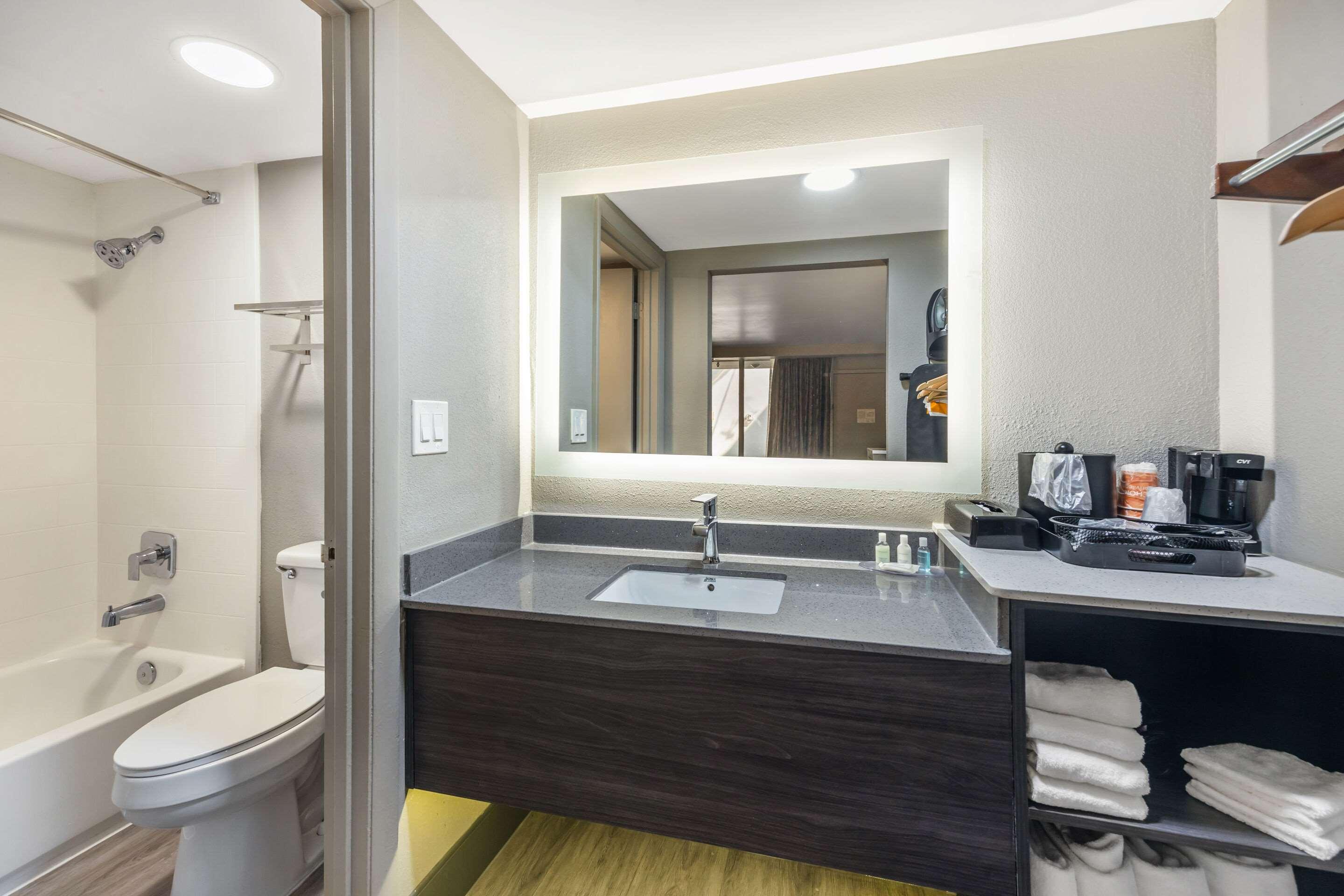 Clarion Inn & Suites Airport Murfreesboro