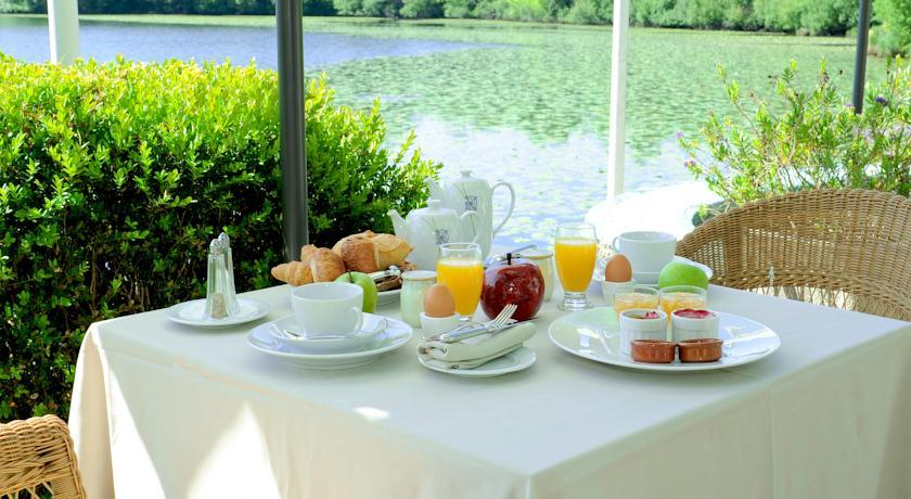 Brindos, Lac & Château by null