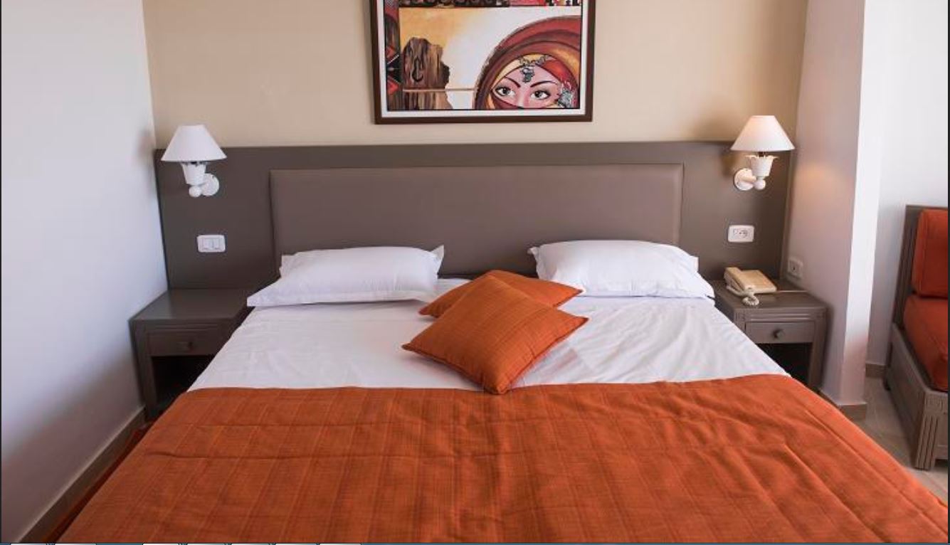 Chambre double, vue sur la piscine