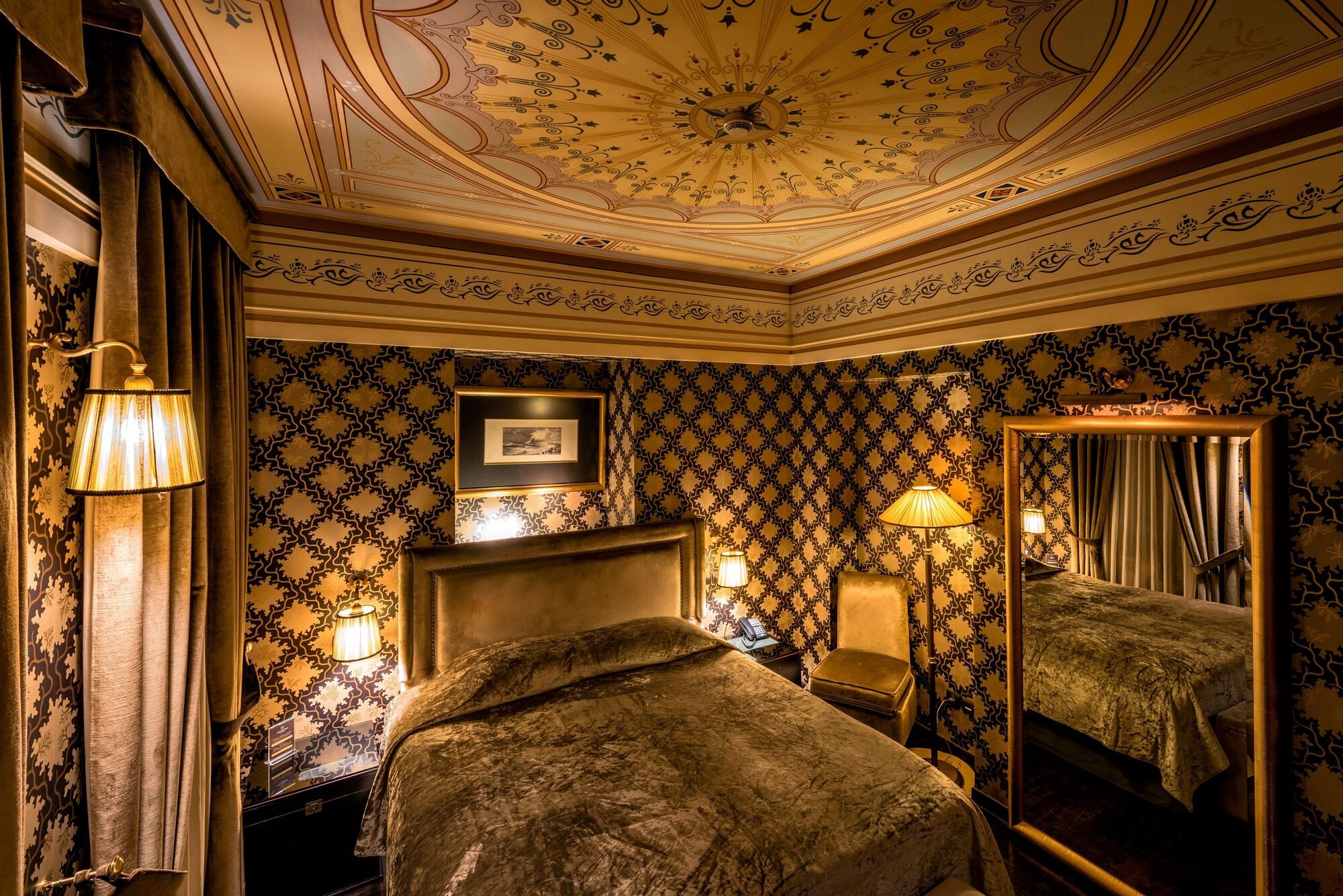 Maison Grecque by null