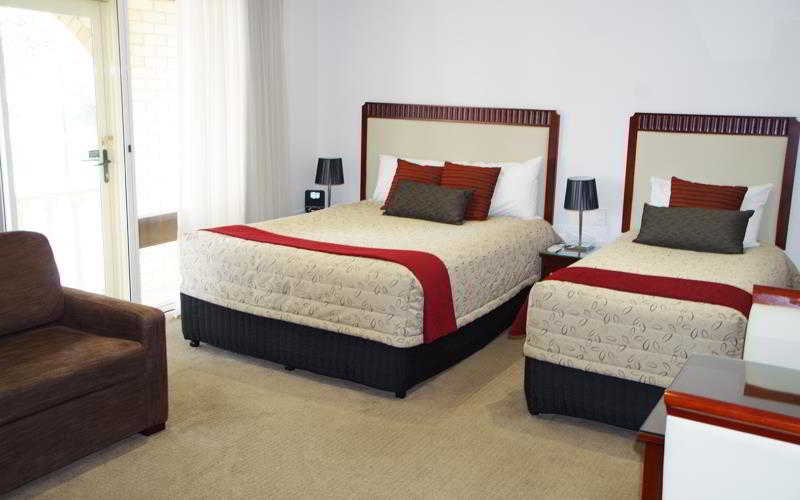 Ensenada Motor Inn & Suites by null