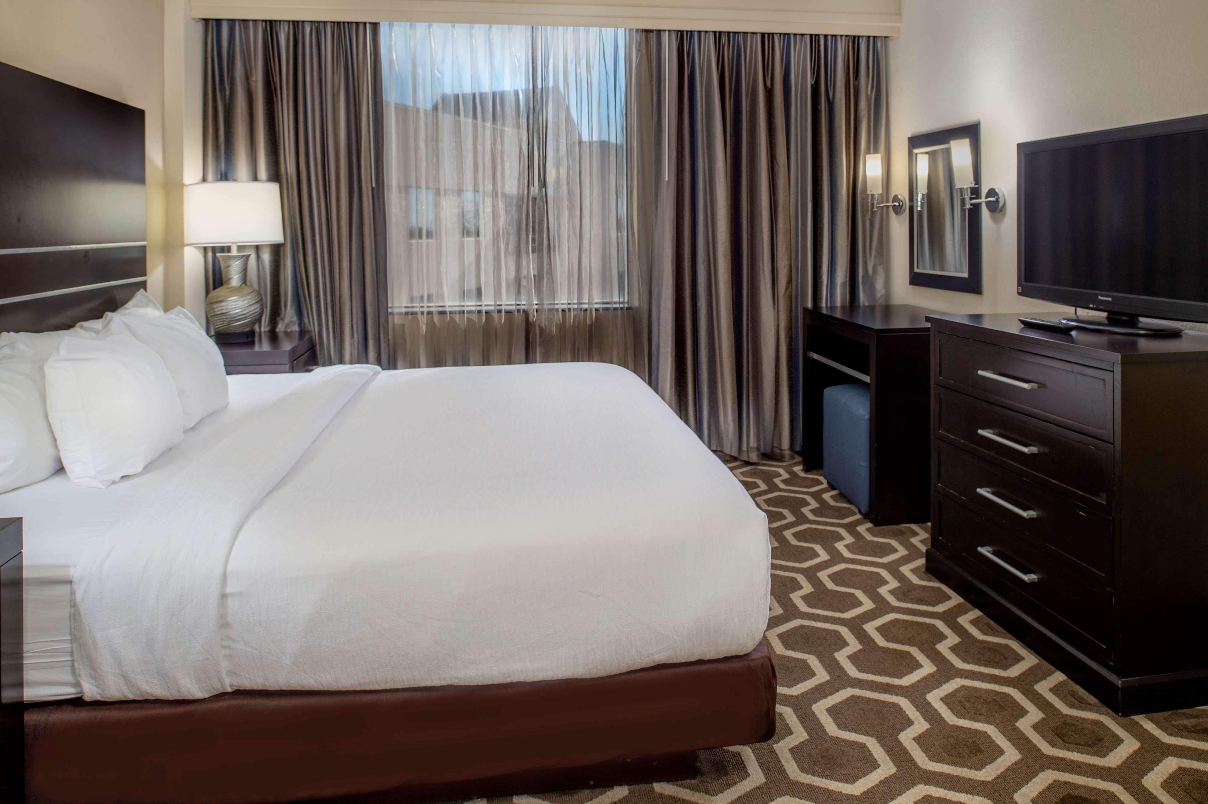 Embassy Suites by Hilton St. Louis Airport
