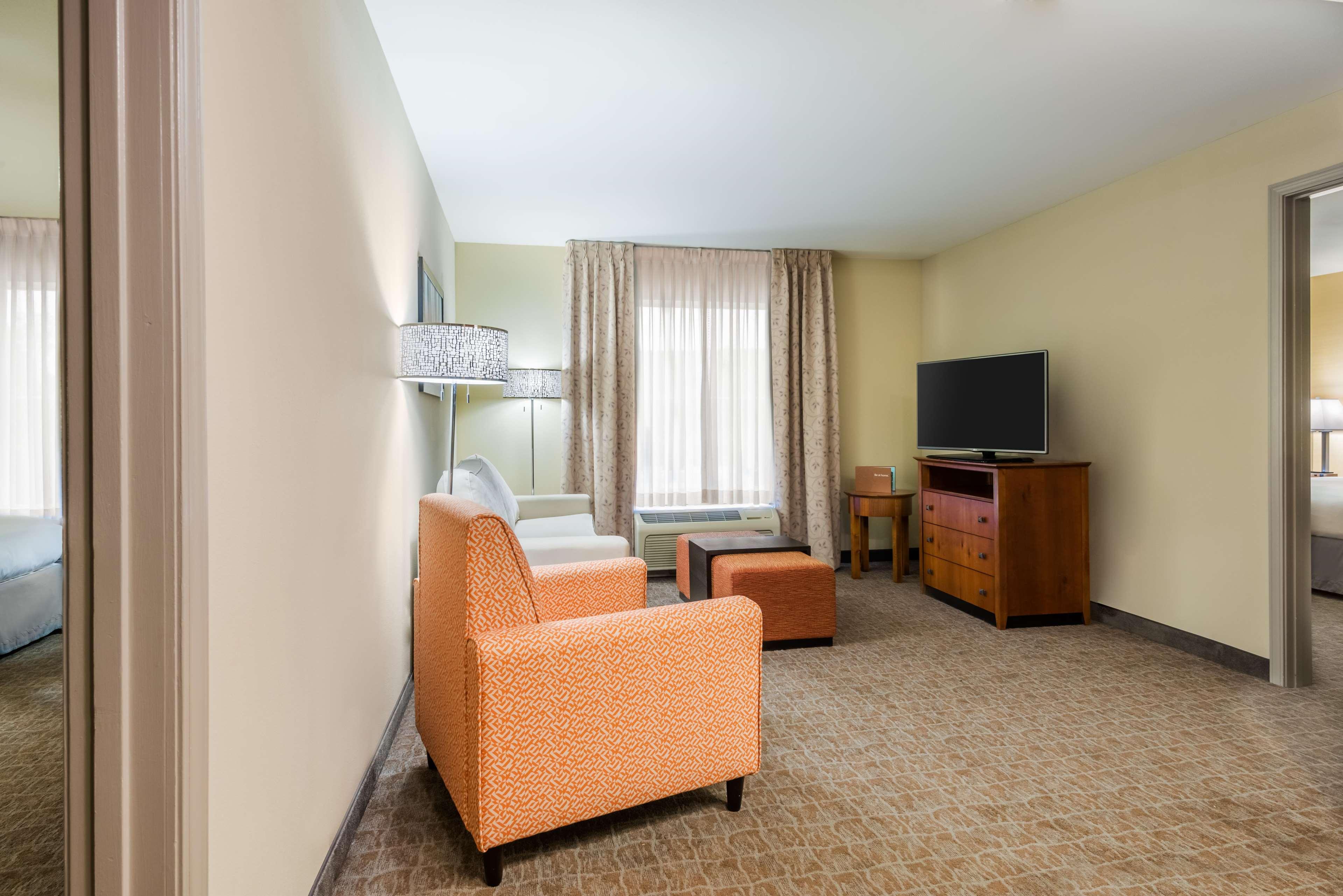 Larkspur Landing Extended Stay Suites St. Louis