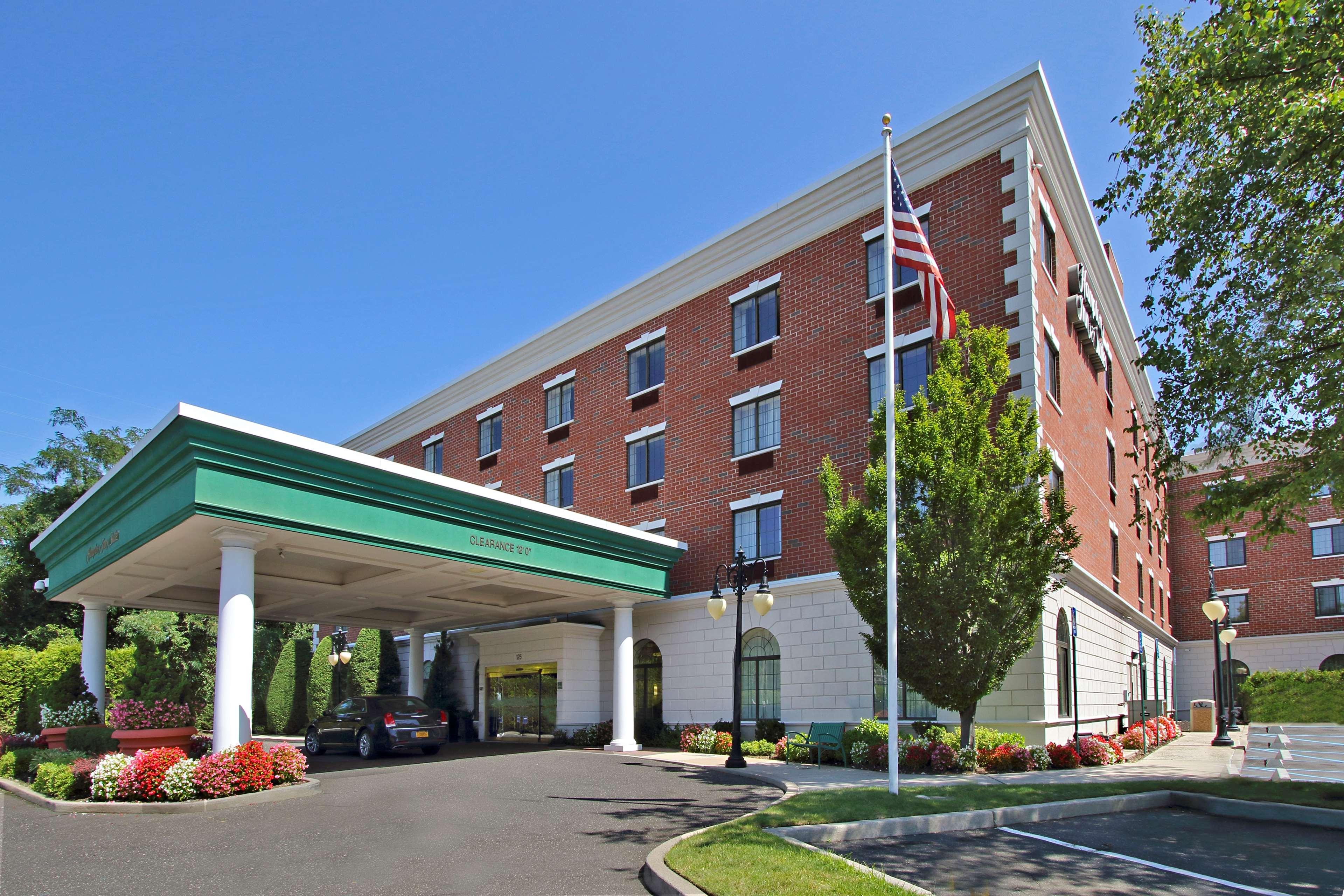 Hampton Inn & Suites Rockville Centre image