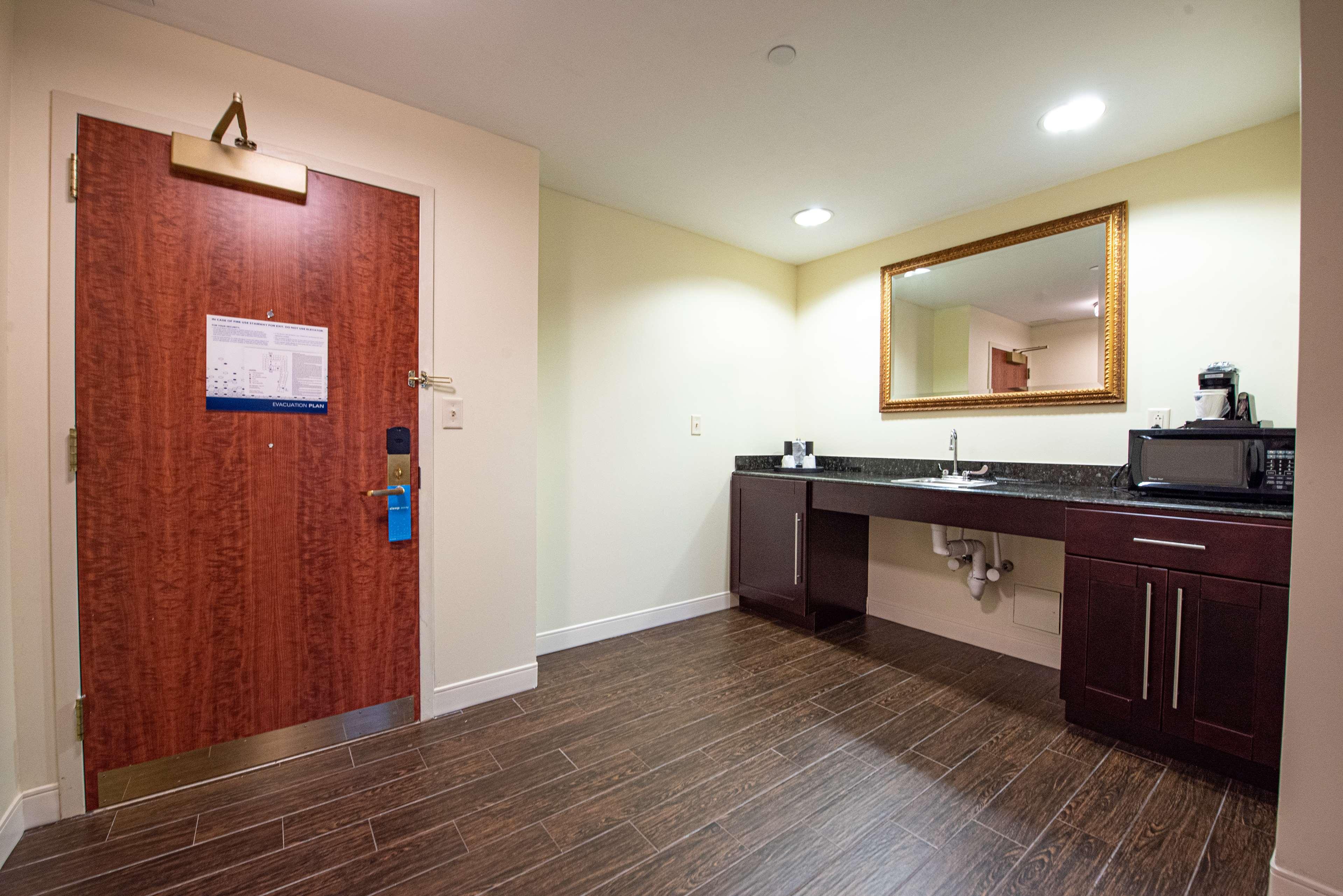 Hampton Inn & Suites Rockville Centre