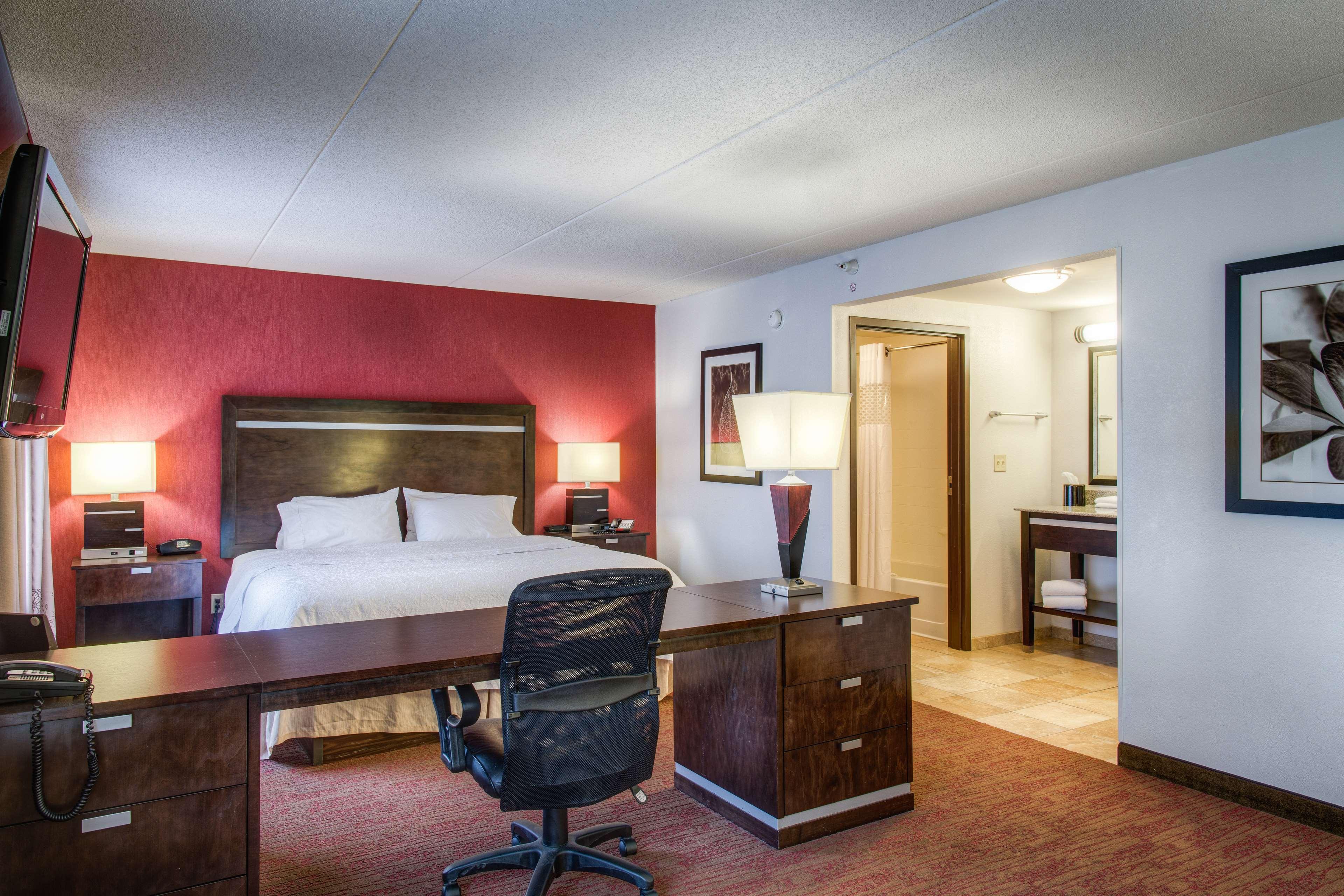 Hampton Inn & Suites Detroit/Airport-Romulus