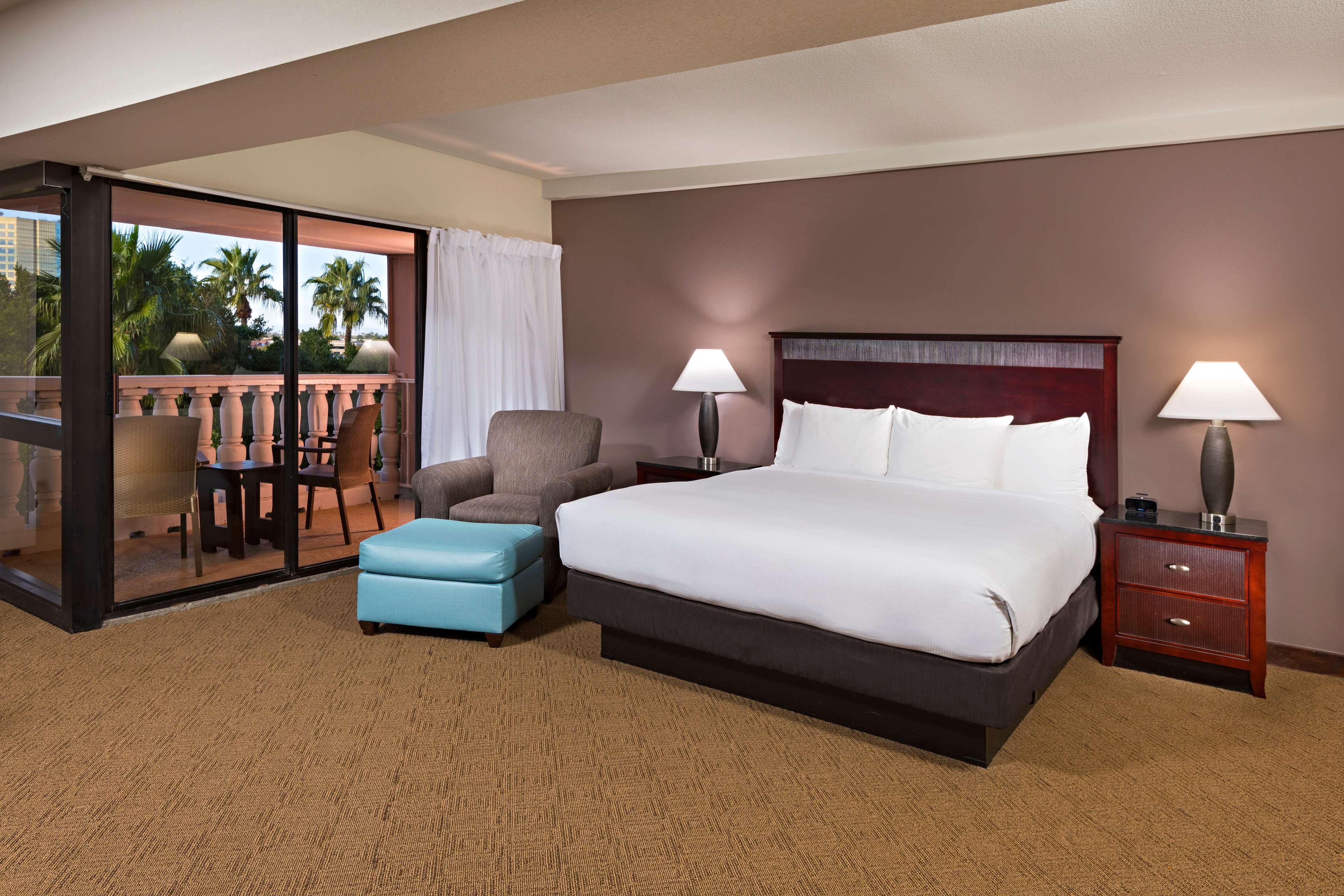 DoubleTree by Hilton Phoenix Mesa Room Type - 1 KING BED BALCONY SUITE