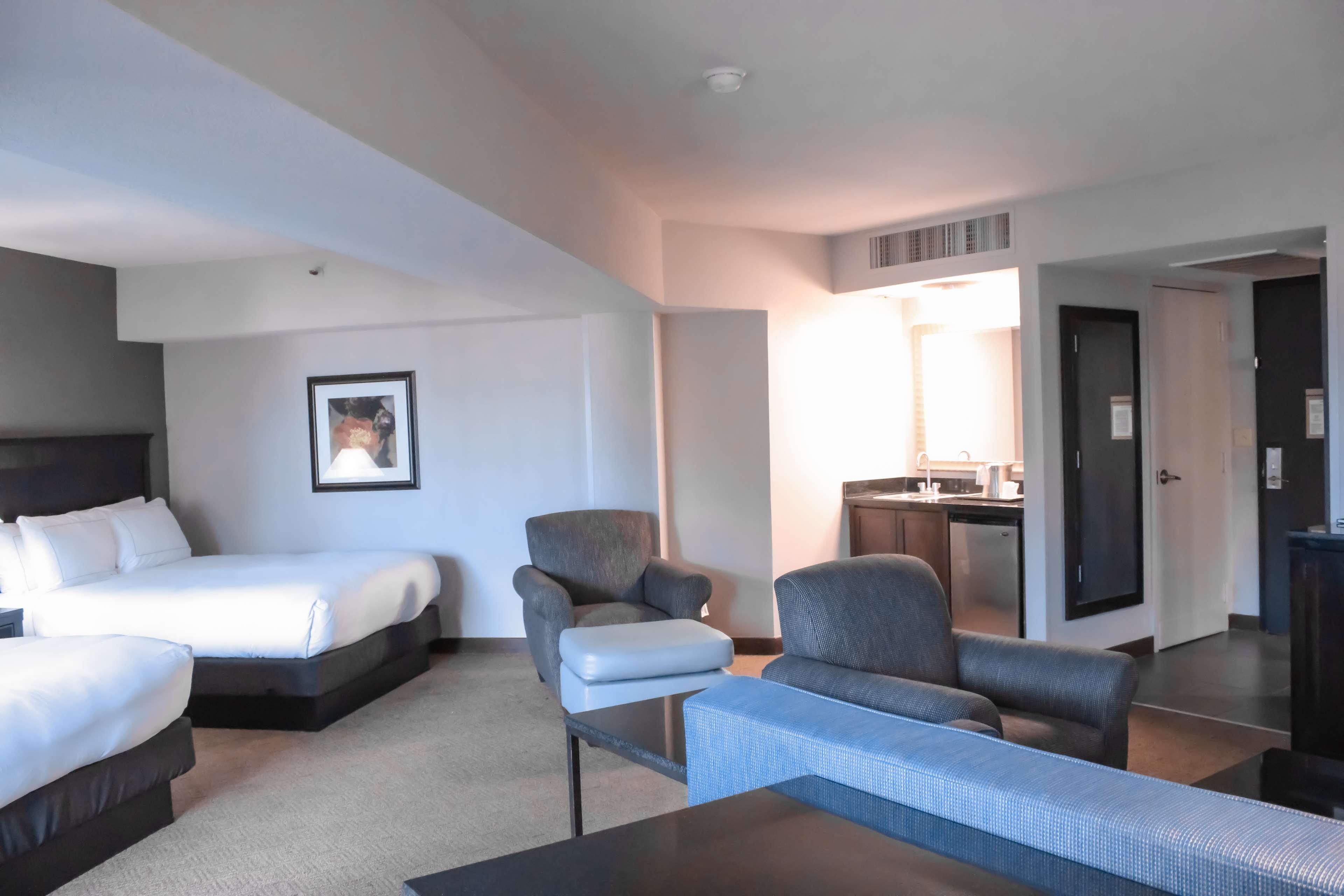 DoubleTree by Hilton Phoenix Mesa Room Type - 2 QUEENS BALCONY SUITE