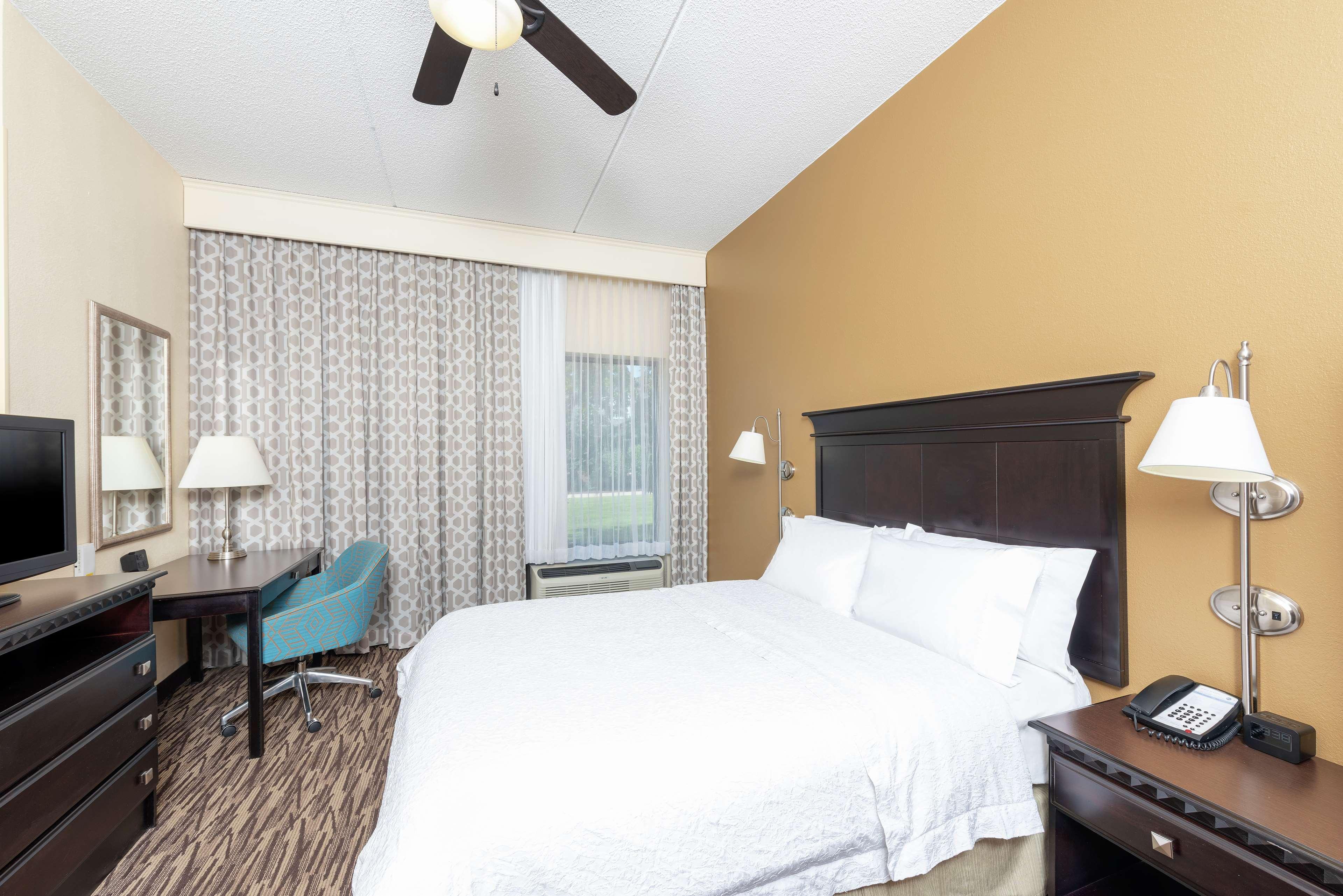 Hampton Inn & Suites Cleveland-Airport/Middleburg