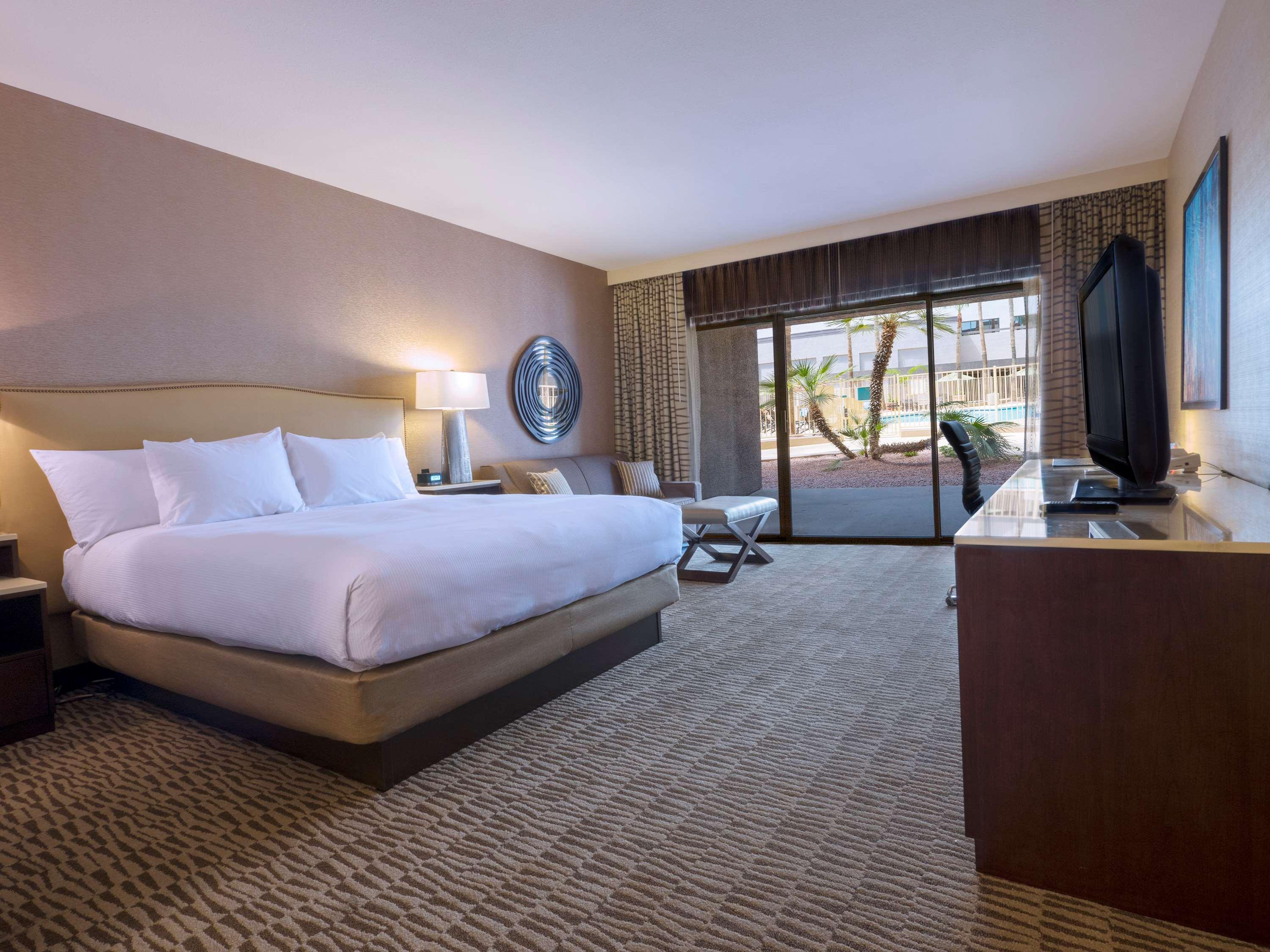 Hilton Phoenix Airport Room Type - One-Bedroom King Suite