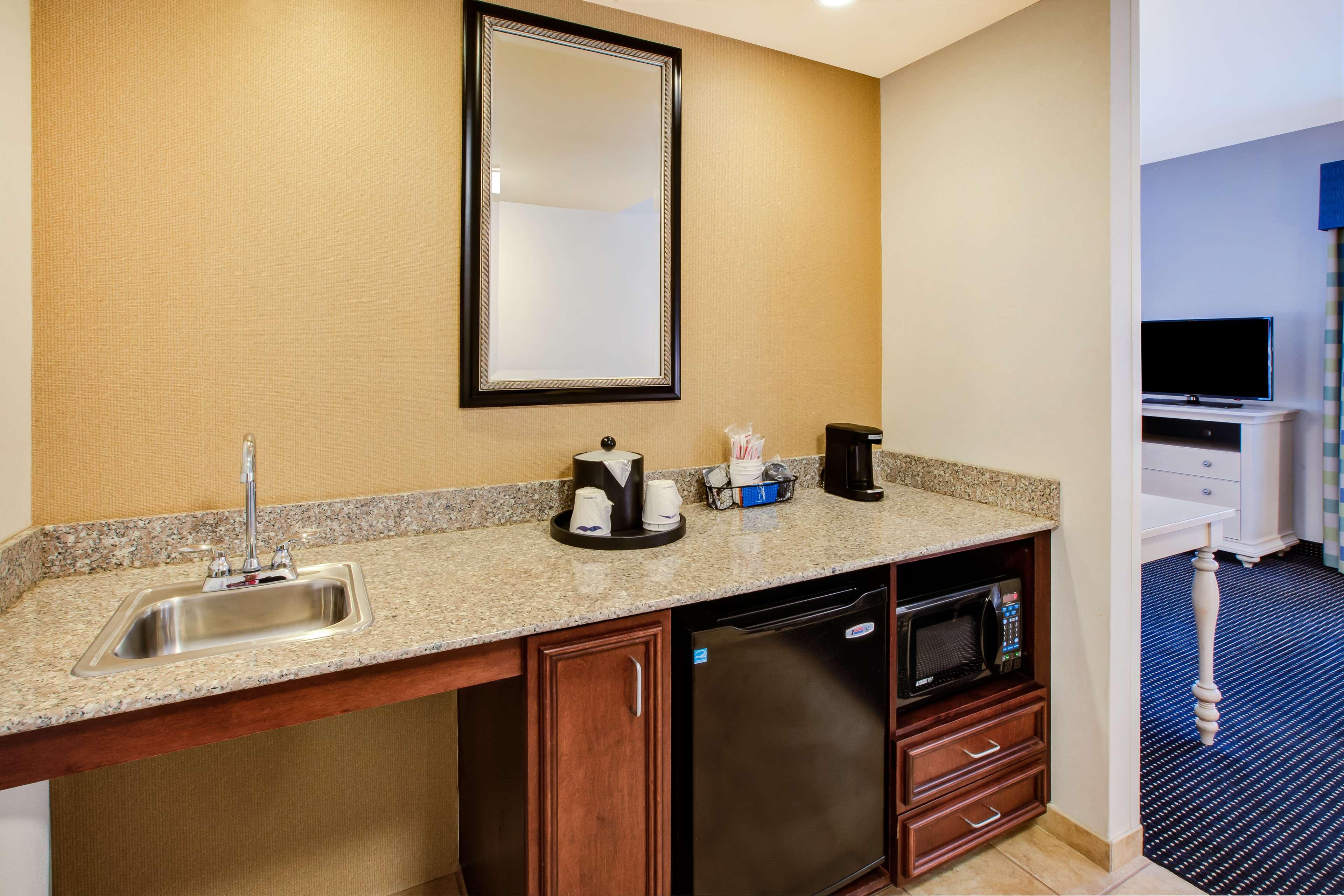 Hampton Inn & Suites Cape Cod-West Yarmouth by null