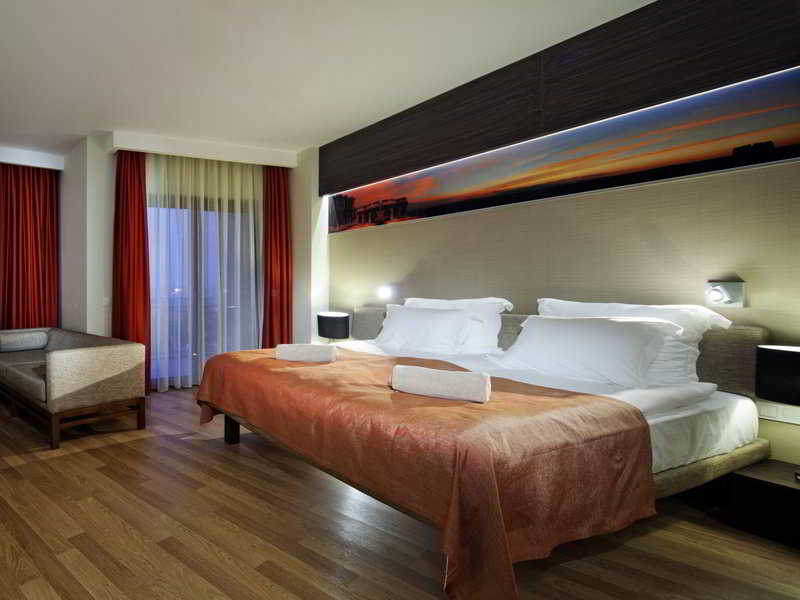 Commodore Elite Suites & Spa Hotel