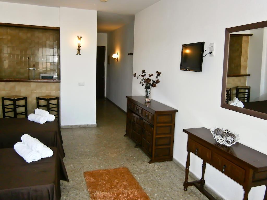 APARTAMENTOS MESTRET by null