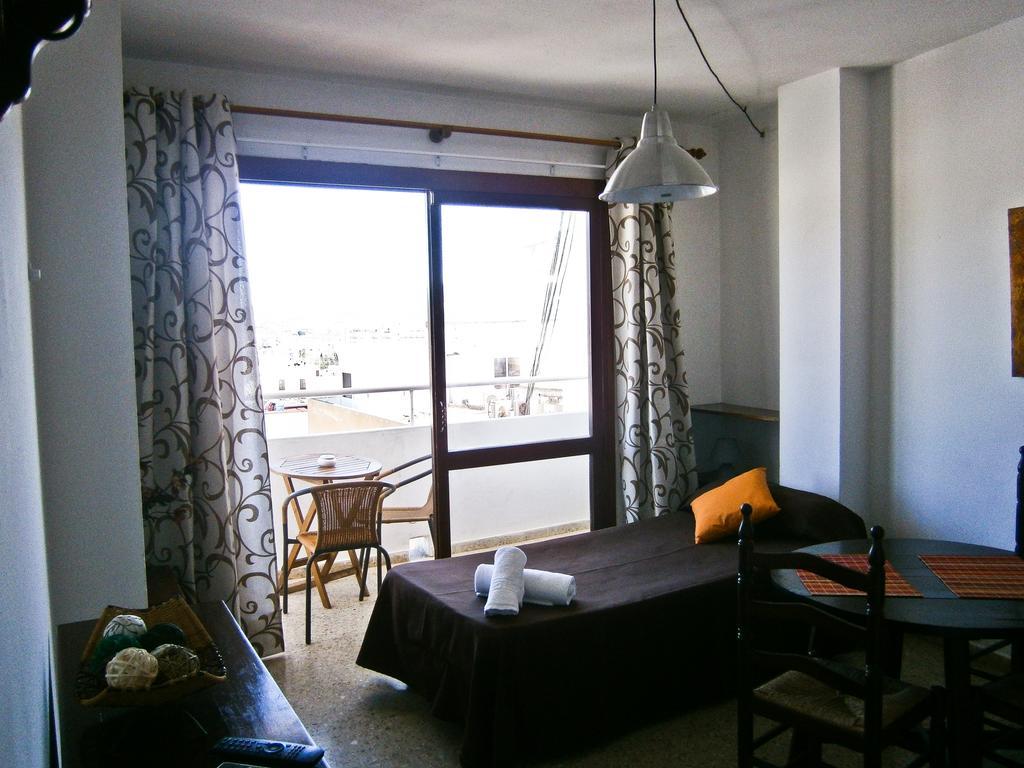 APARTAMENTOS MESTRET by null