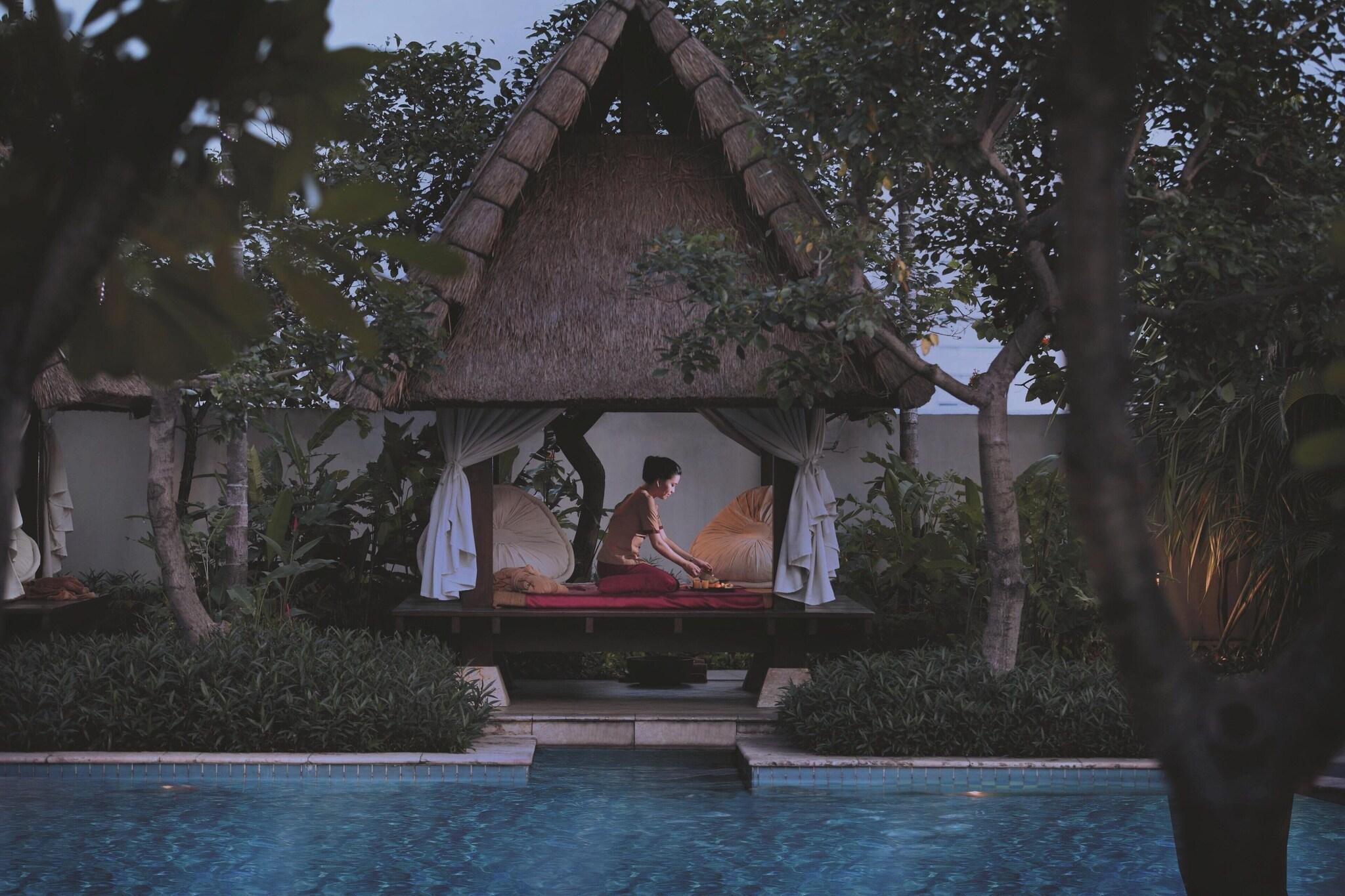 The Ritz-Carlton Jakarta, Mega Kuningan