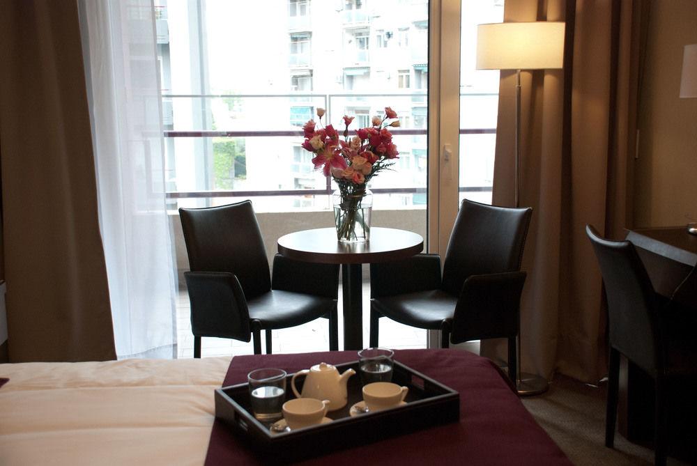 Ian Hotel