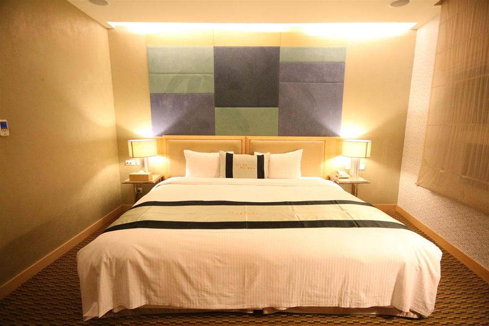 New California Hotel by null