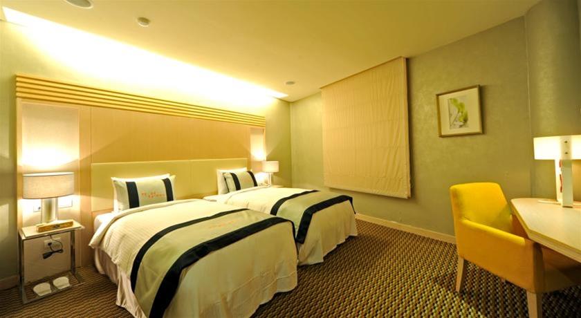 New California Hotel by null
