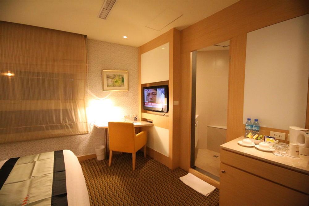 New California Hotel by null