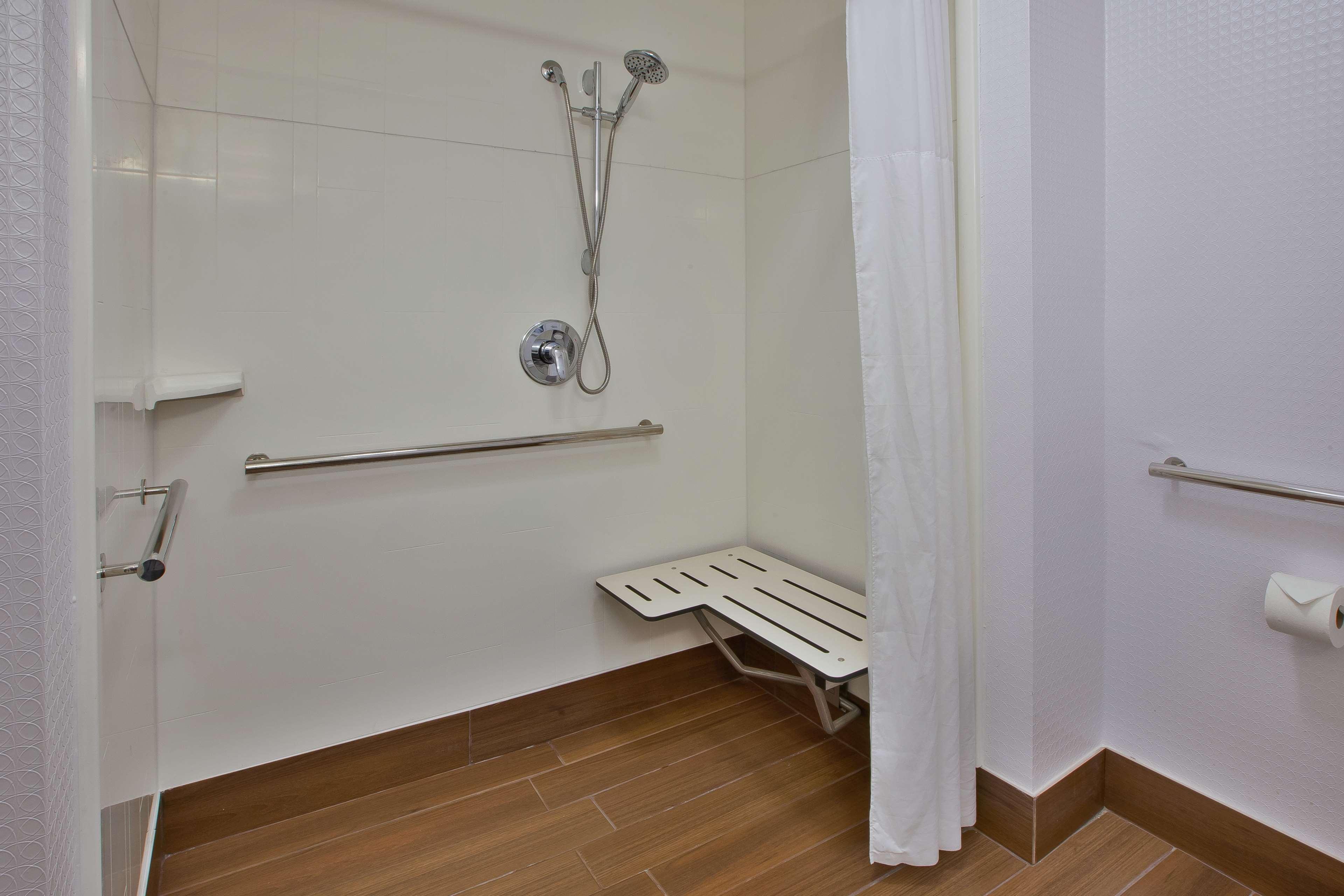 Hampton Inn By Hilton Commerce Novi