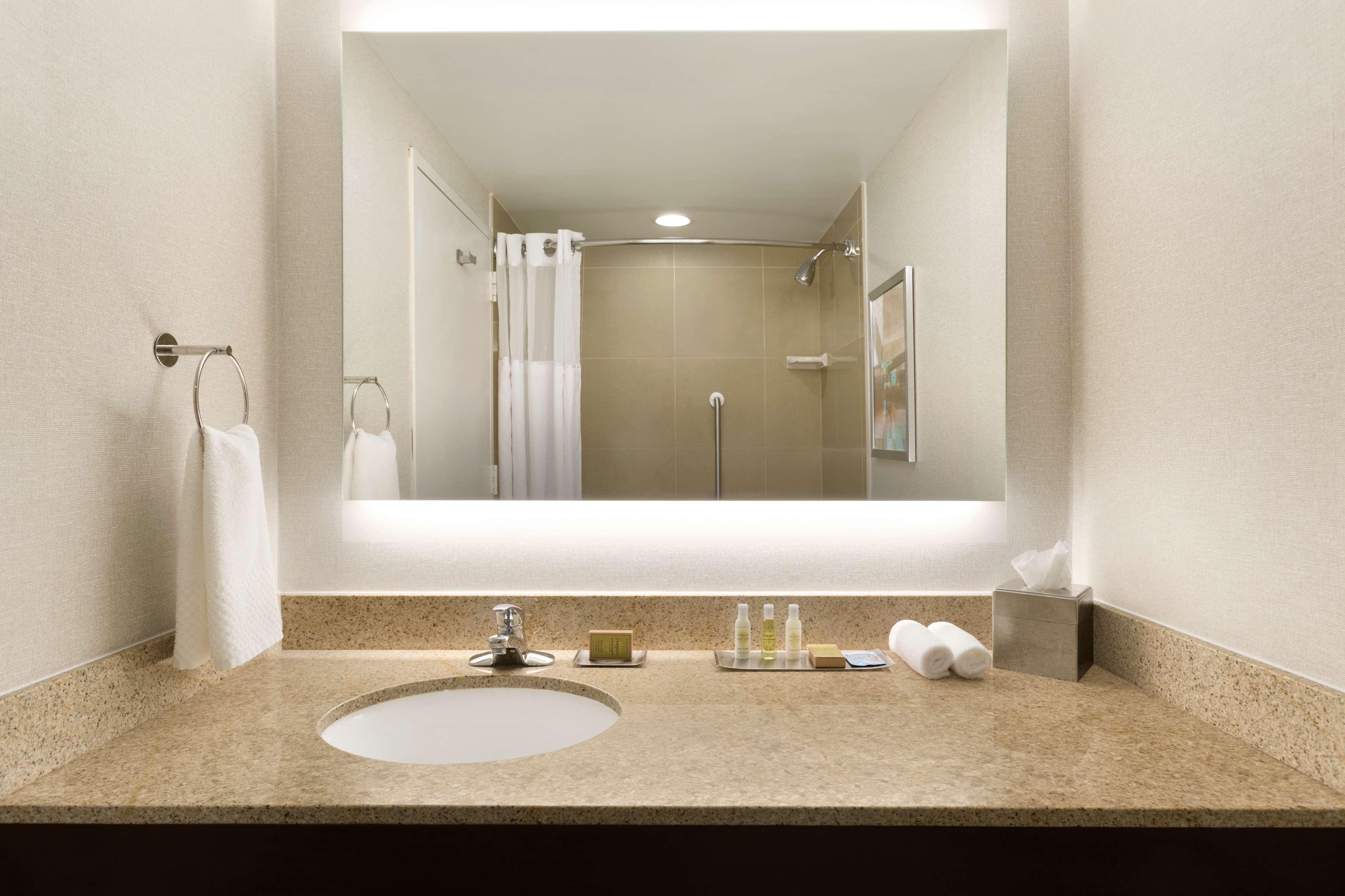 DoubleTree by Hilton Hotel Hartford - Bradley