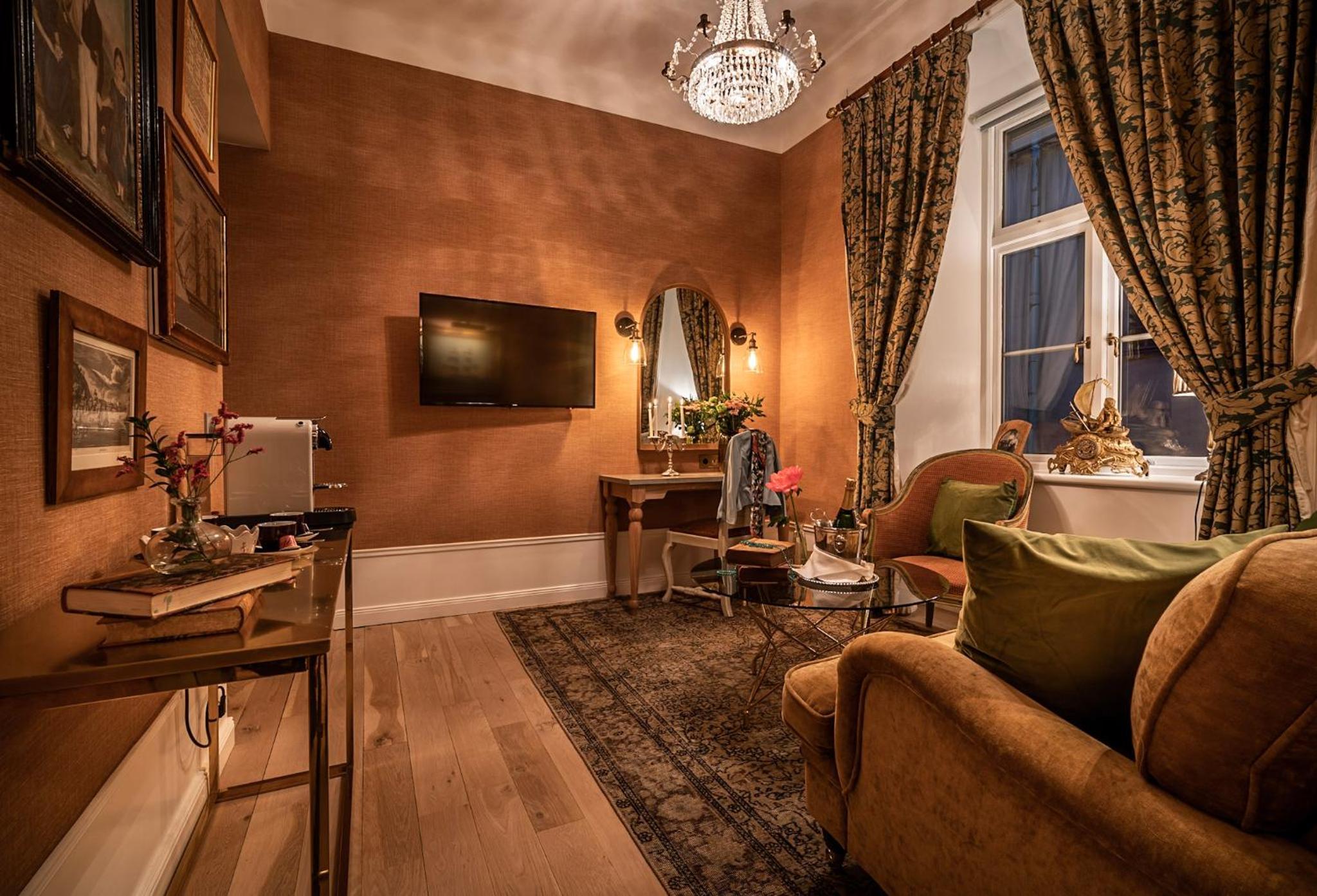 Collector's Victory Hotel by null