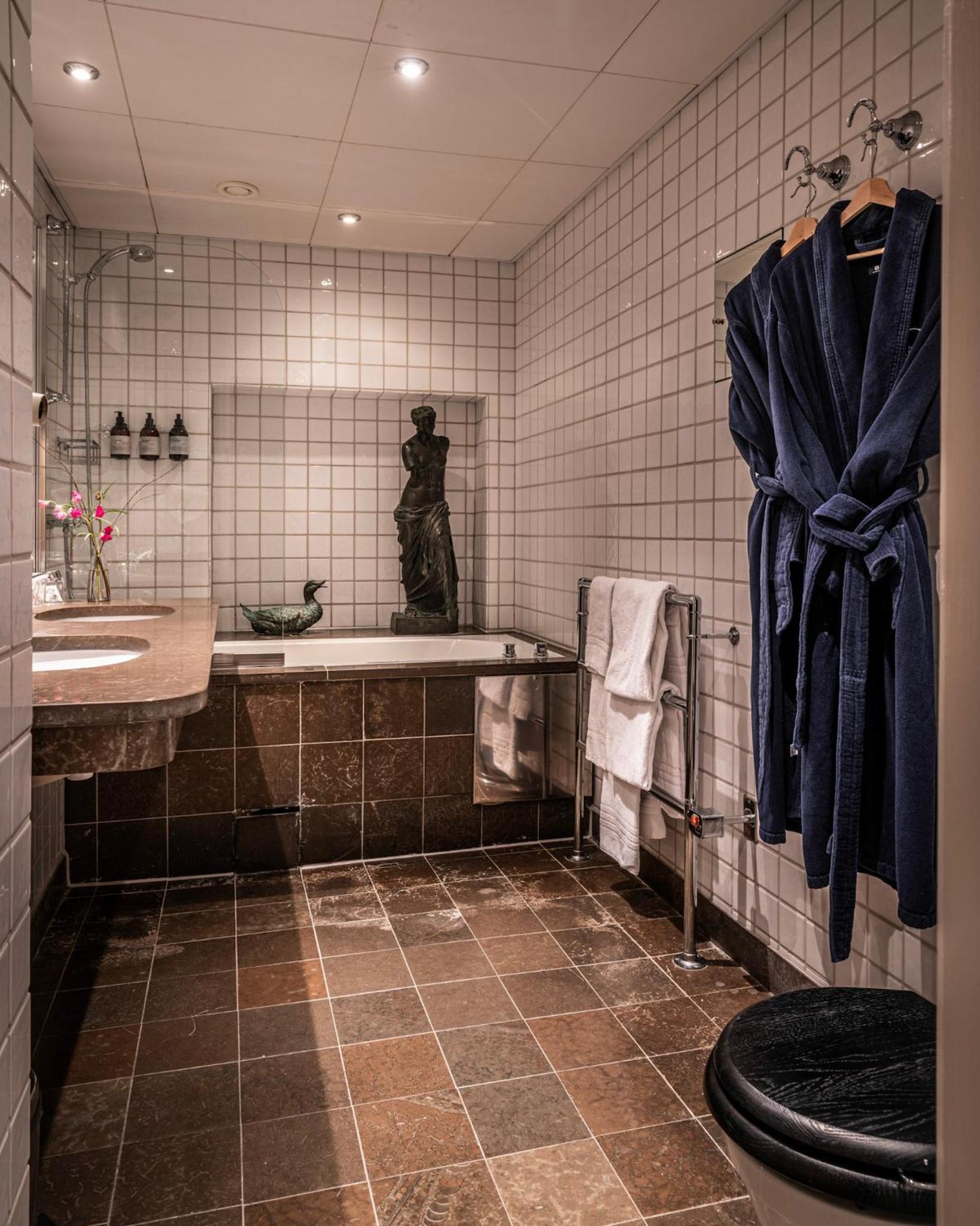 Collector's Victory Hotel by null