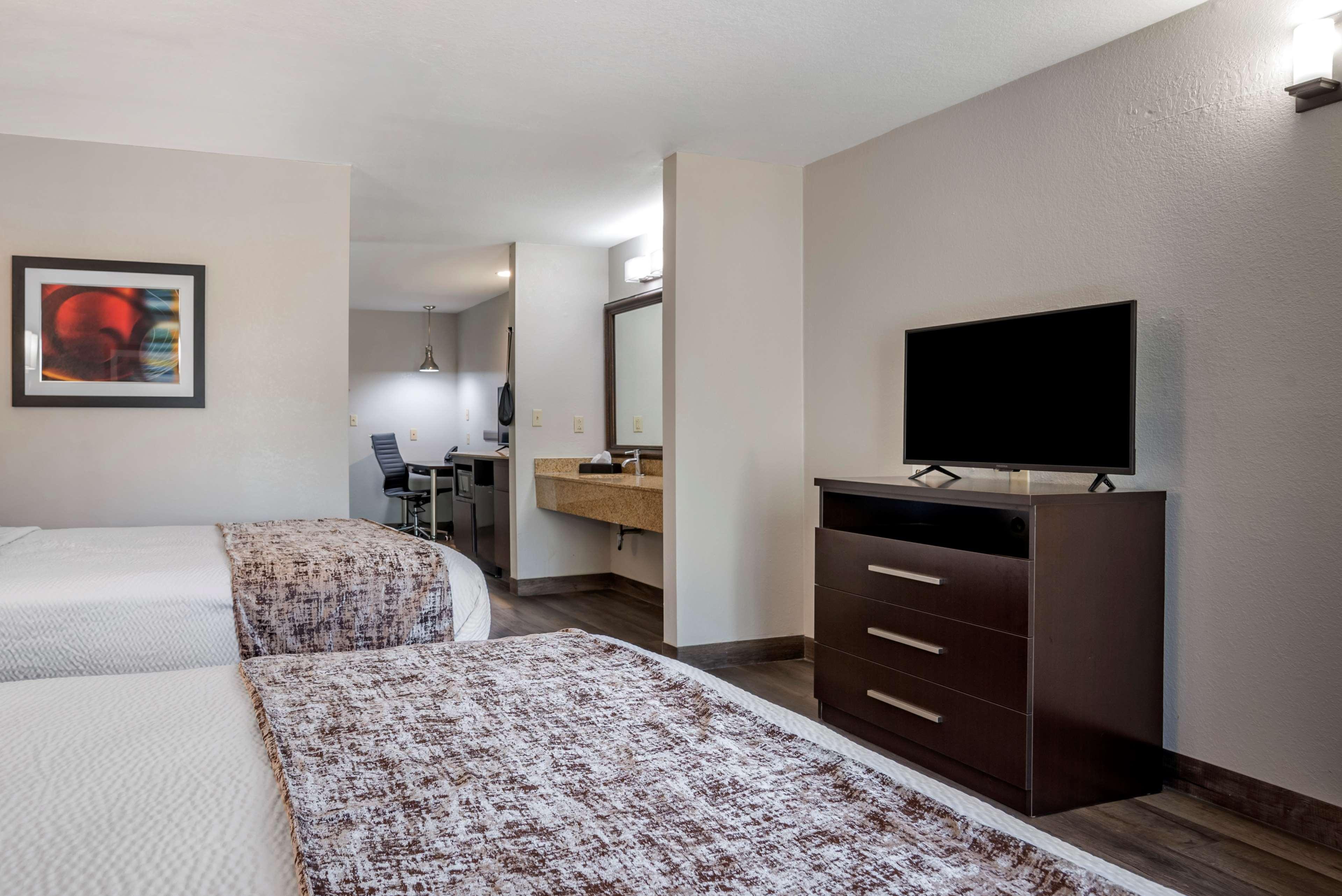 Best Western Carlton Suites