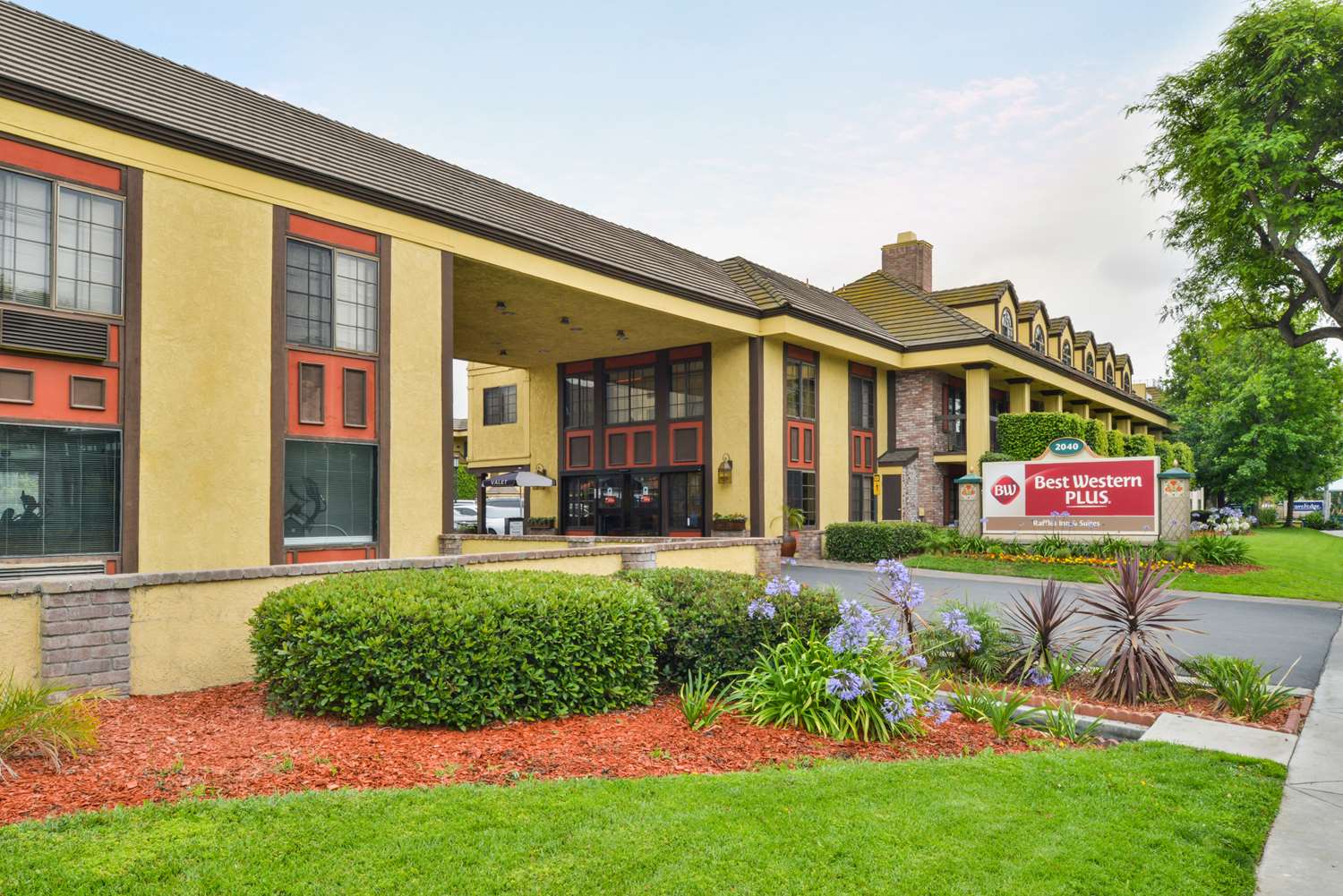 Best Western Plus Raffles Inn & Suites by null