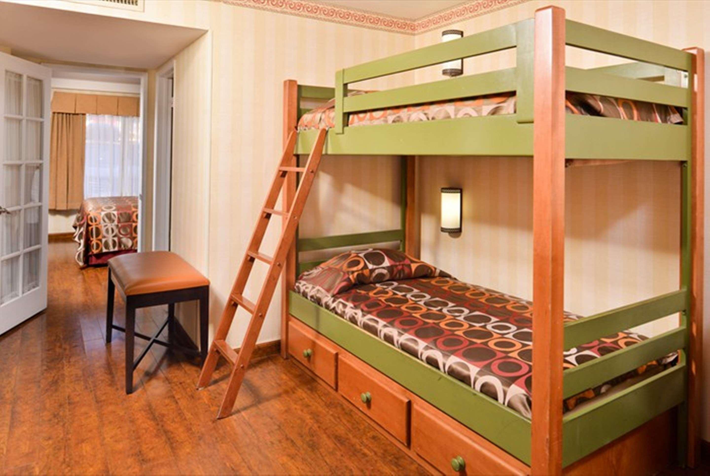 Best Western Plus Raffles Inn & Suites by null