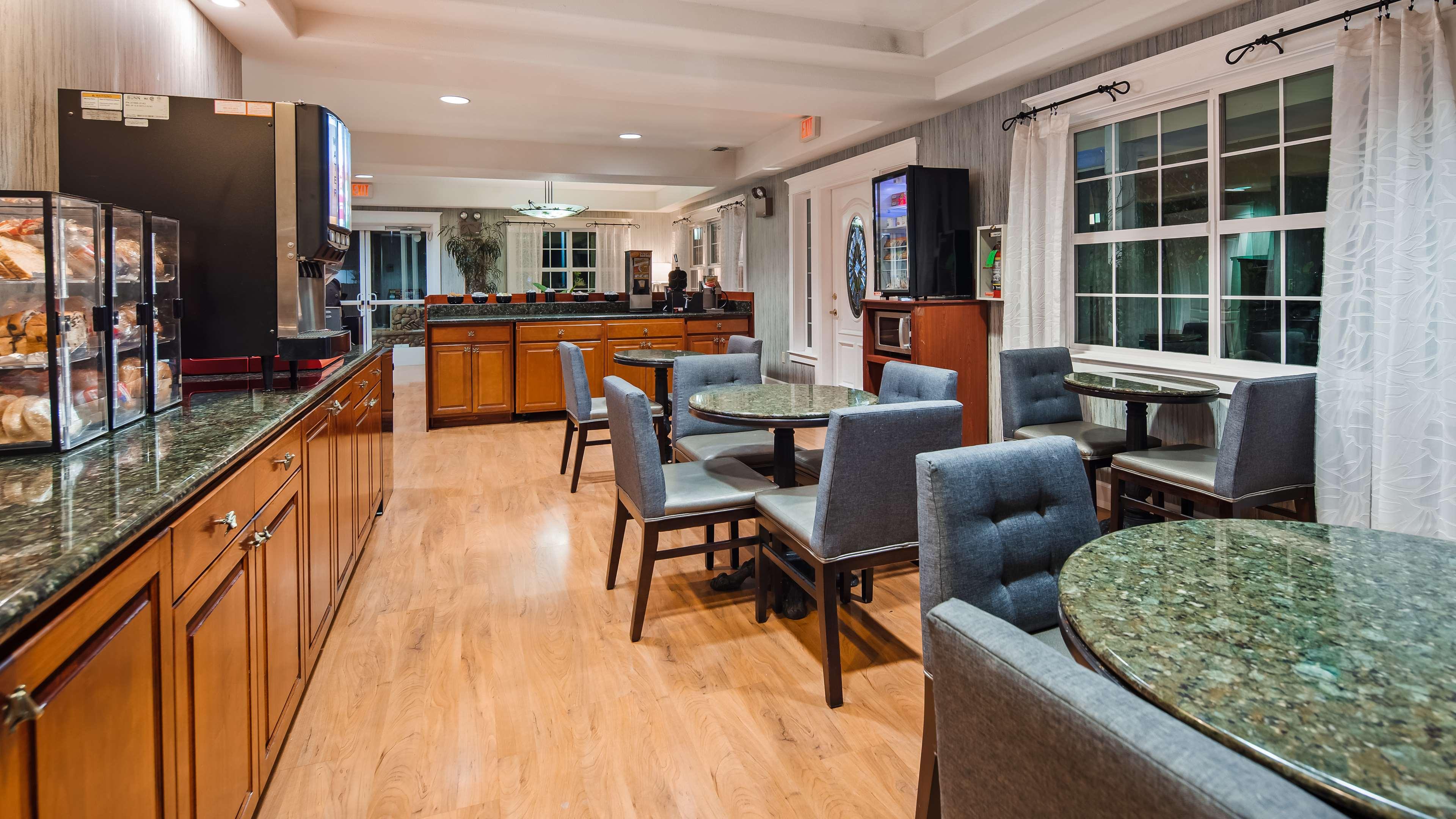 Best Western Cedar Inn & Suites