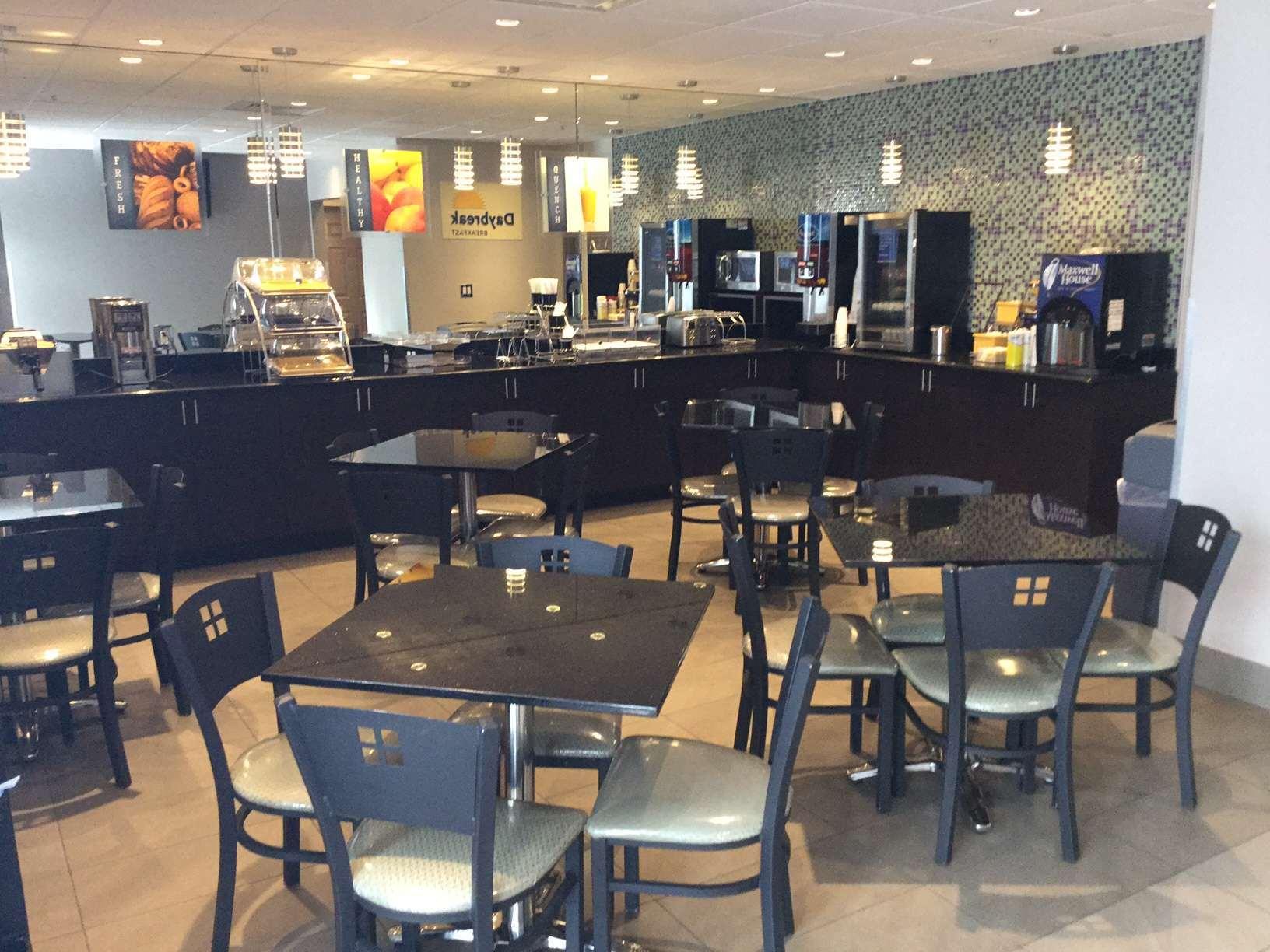 Days Inn Suites by Wyndham Bonita Springs